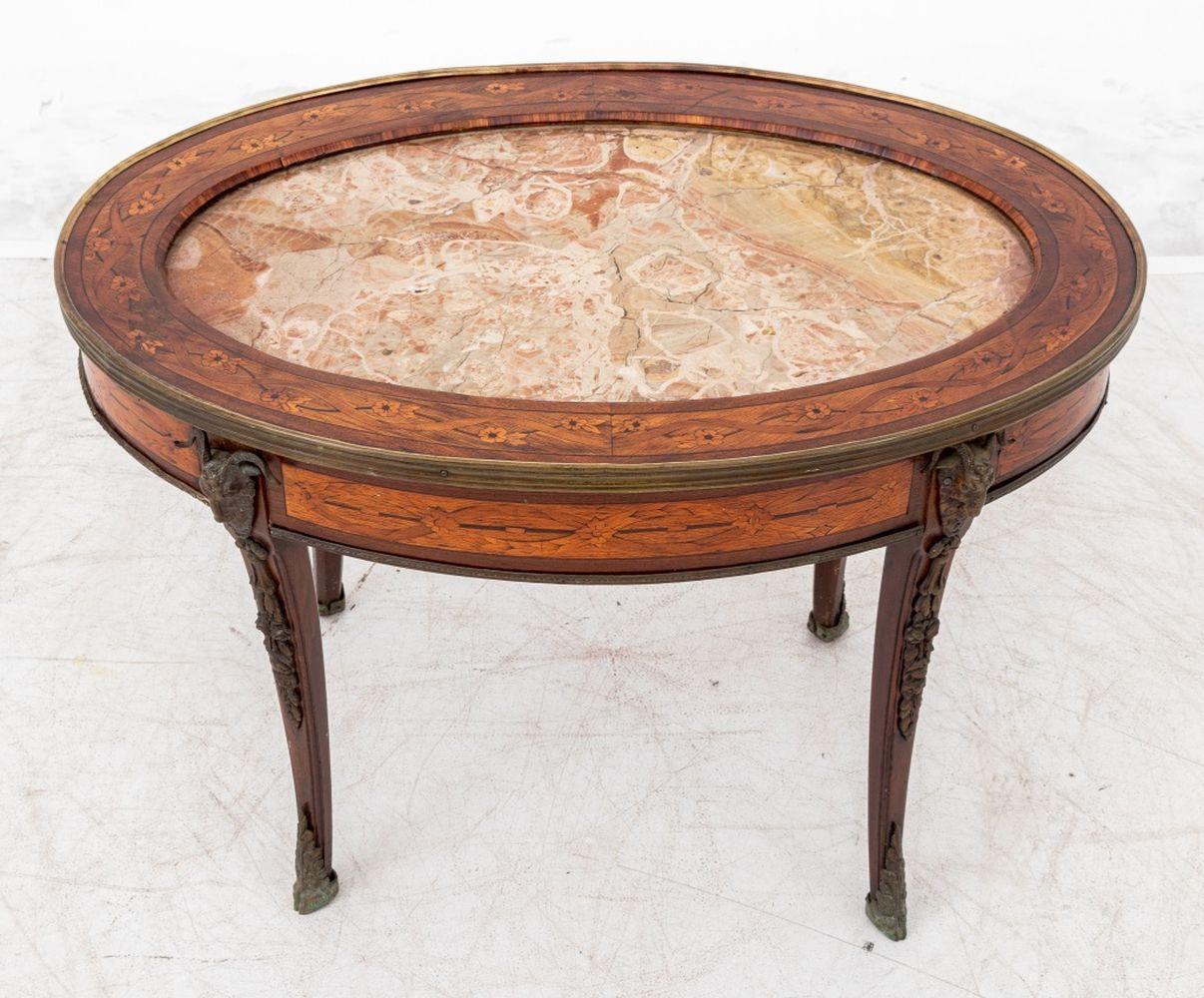 Tavolino ovale con piano in legno di re e intarsio, stile Luigi XV, montato su metallo dorato, inizio del XX secolo. 20,25