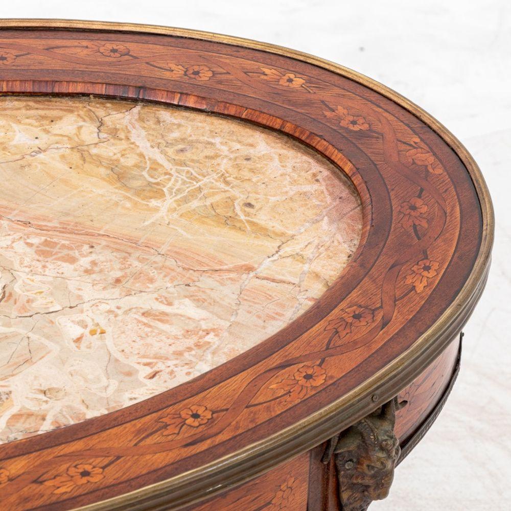 Francese Tavolino da caffè in legno di Re e marmo in stile Luigi XV in vendita