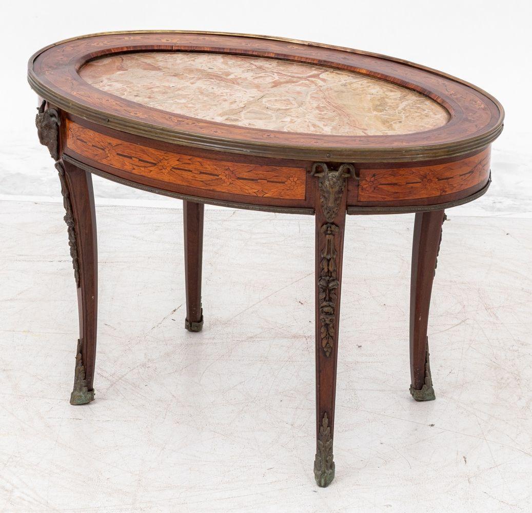 Dorato Tavolino da caffè in legno di Re e marmo in stile Luigi XV in vendita