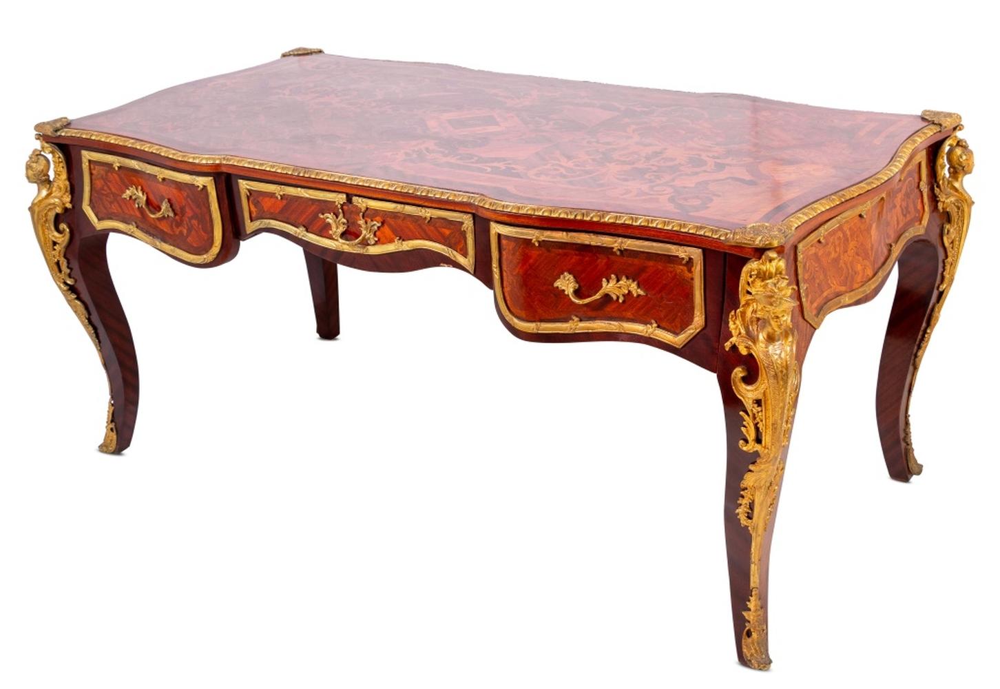Louis XV Stil vergoldetem Messing montiert Königsholz und Intarsien Bureau Plat, 20. Jahrhundert, die gewellte rechteckige Oberseite mit floralen Intarsien eingelegt, über drei Fries Schubladen, auf Cabriole Beine, mit aufwendigen Karyatiden