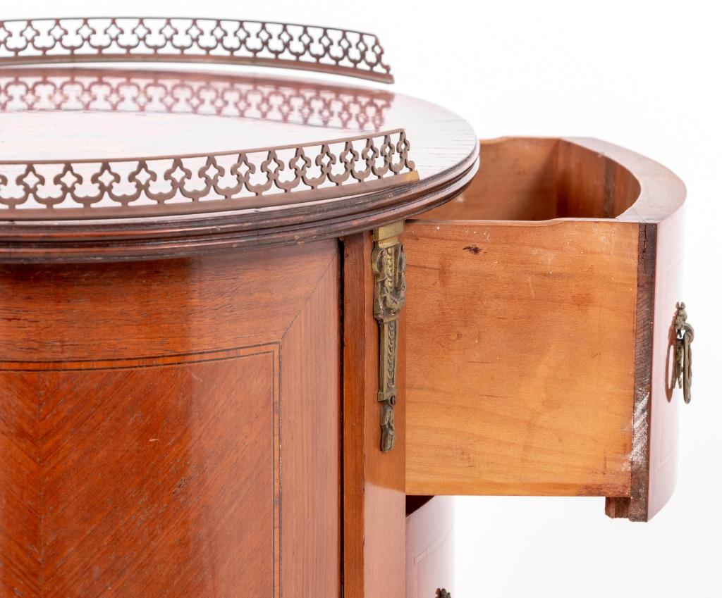 Européen Paire de tables de chevet en bois de roi de style Louis XV
