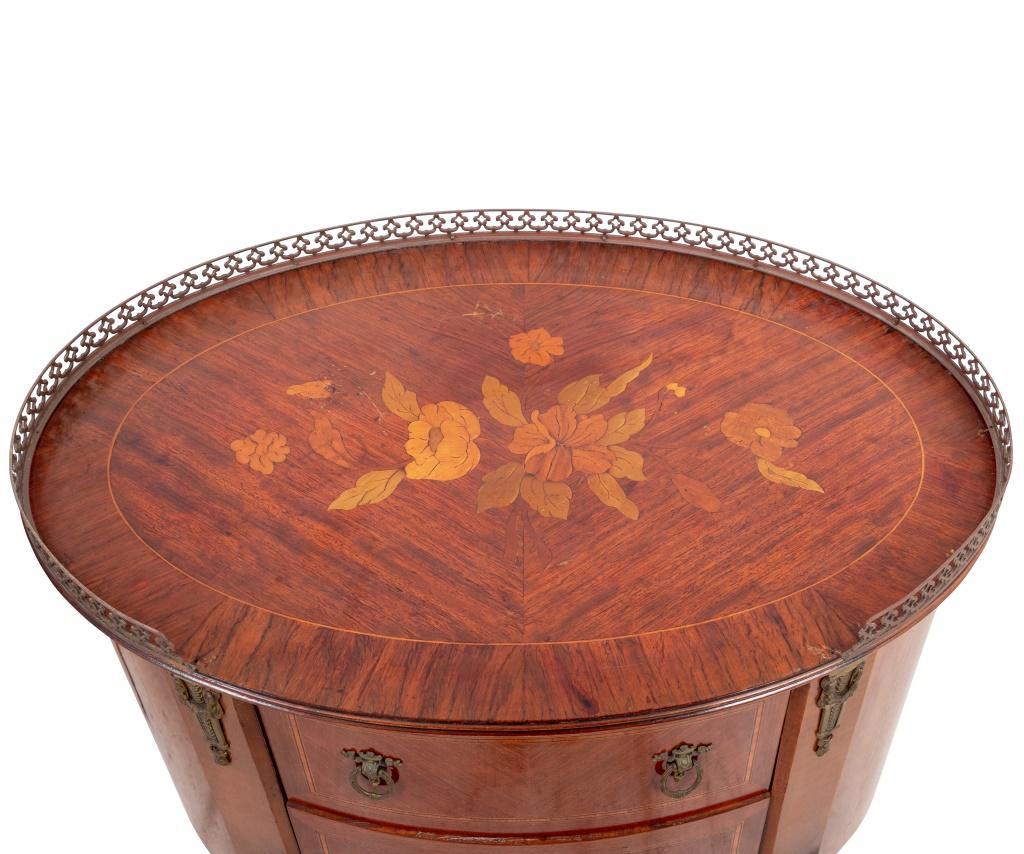 Marqueterie Paire de tables de chevet en bois de roi de style Louis XV