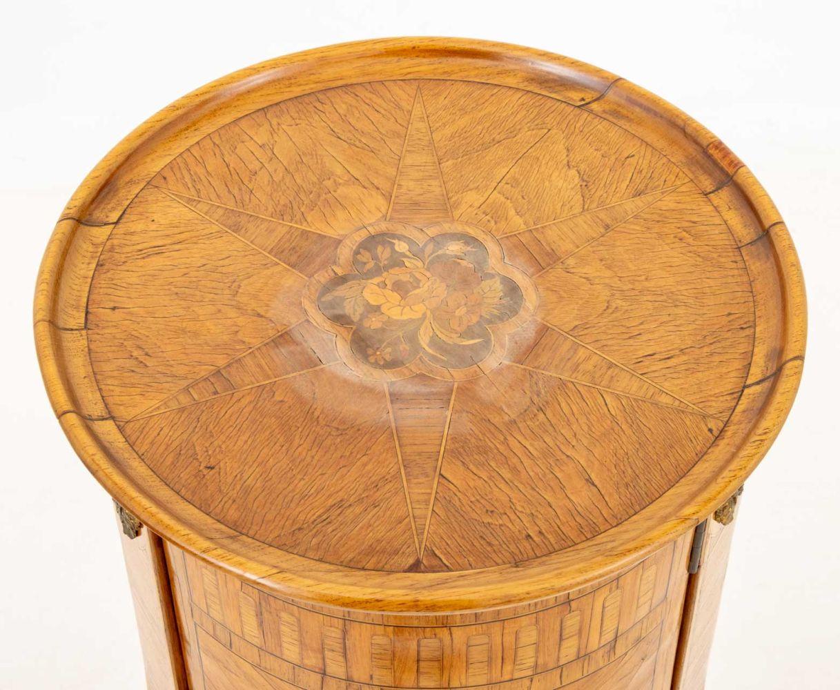 Francese Comodino in stile Luigi XV con intarsio in legno di rena in vendita