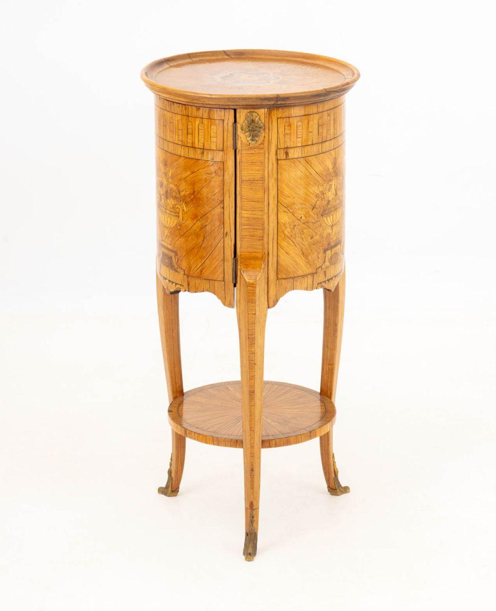 Dorato Comodino in stile Luigi XV con intarsio in legno di rena in vendita