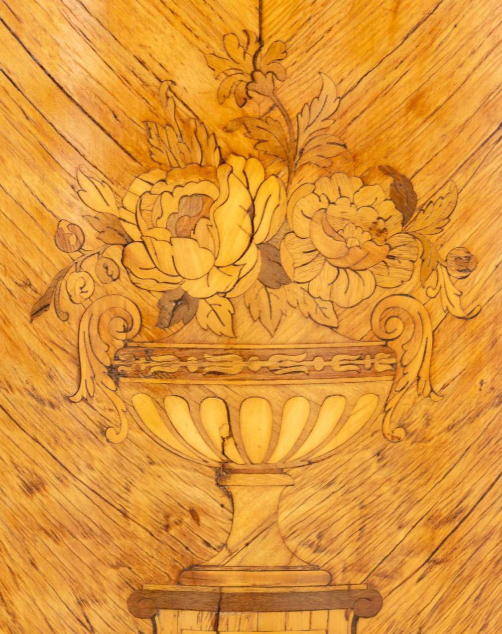 Comodino in stile Luigi XV con intarsio in legno di rena In condizioni buone in vendita a Astoria, NY