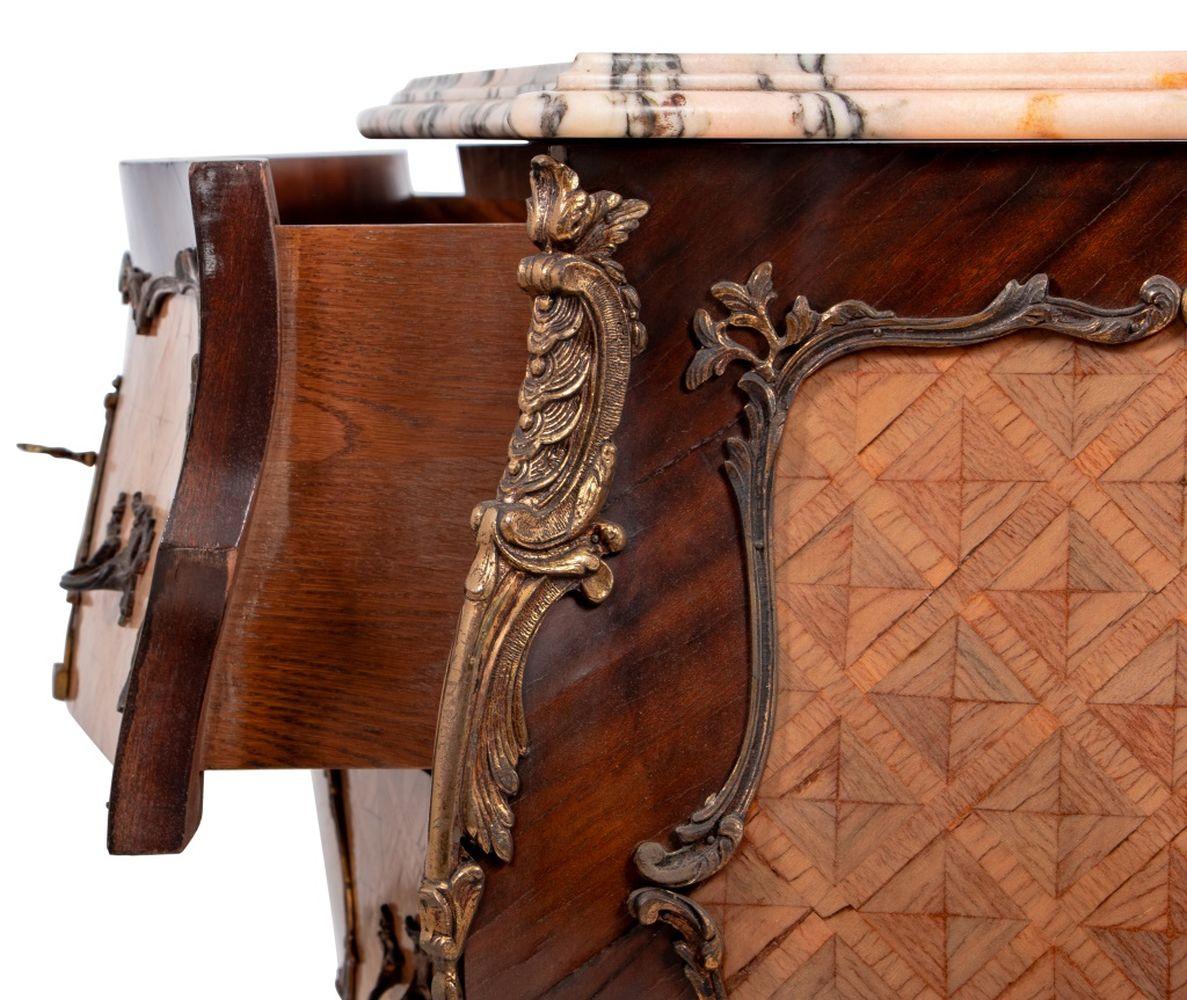 Francese Louis XV Style Kingwood Parquetry Bombe Commode in vendita