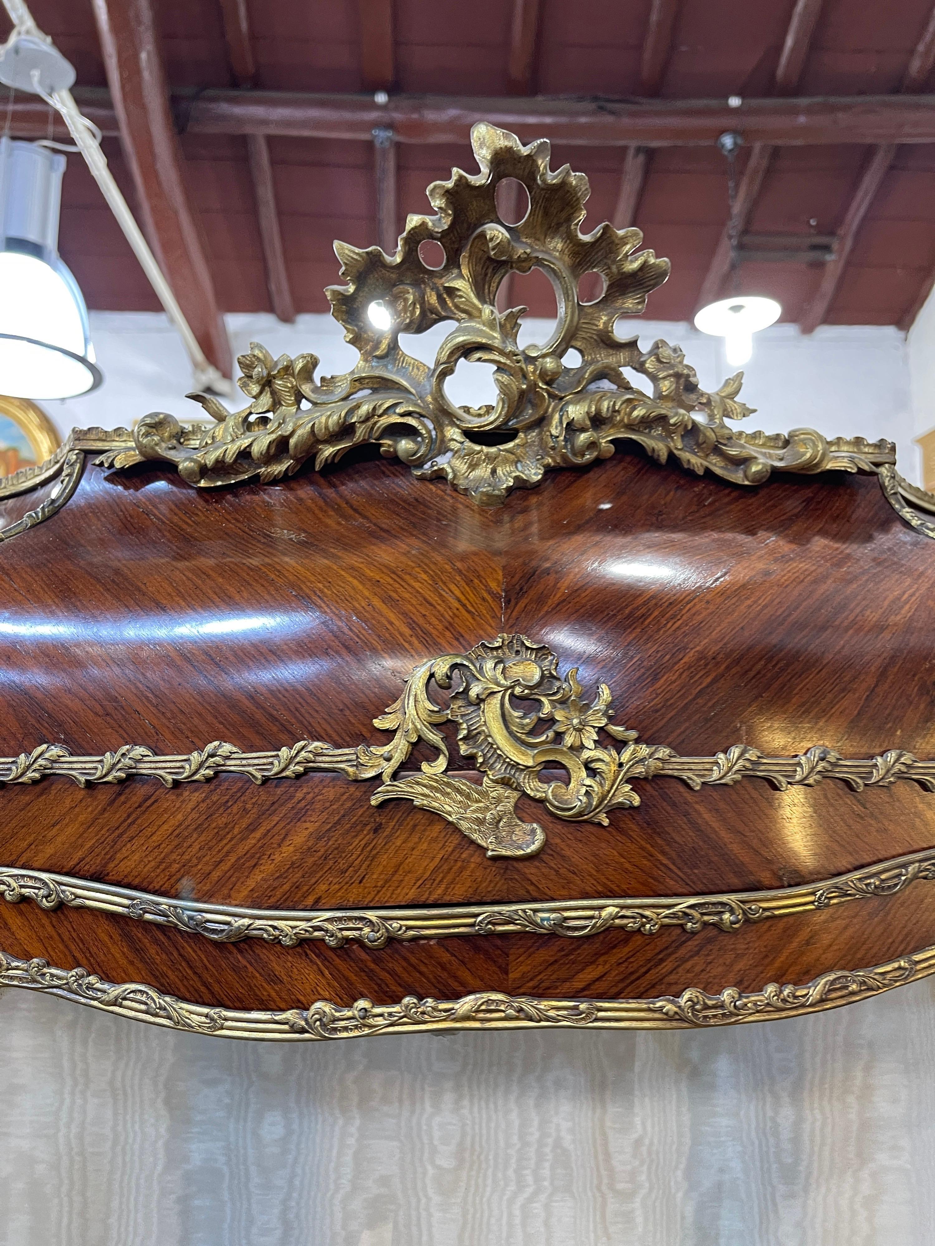 Kingwood-Vitrinenschrank im Louis-XV-Stil mit Bronze und bemalter Vitrine „Vernis Martin“ 3