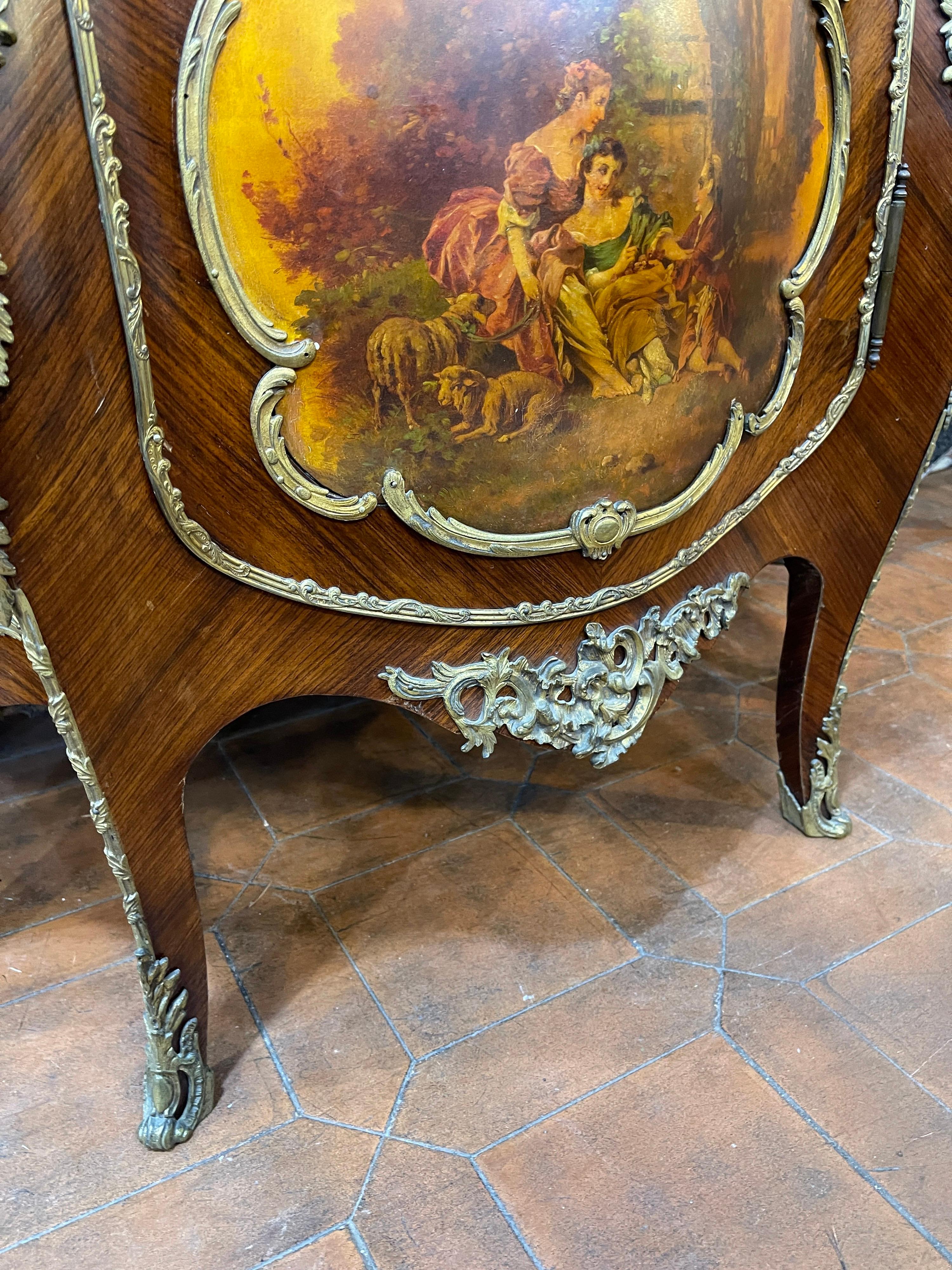 Armadietto in stile Louis XV in legno di Re con bronzo e vetrine dipinte, 