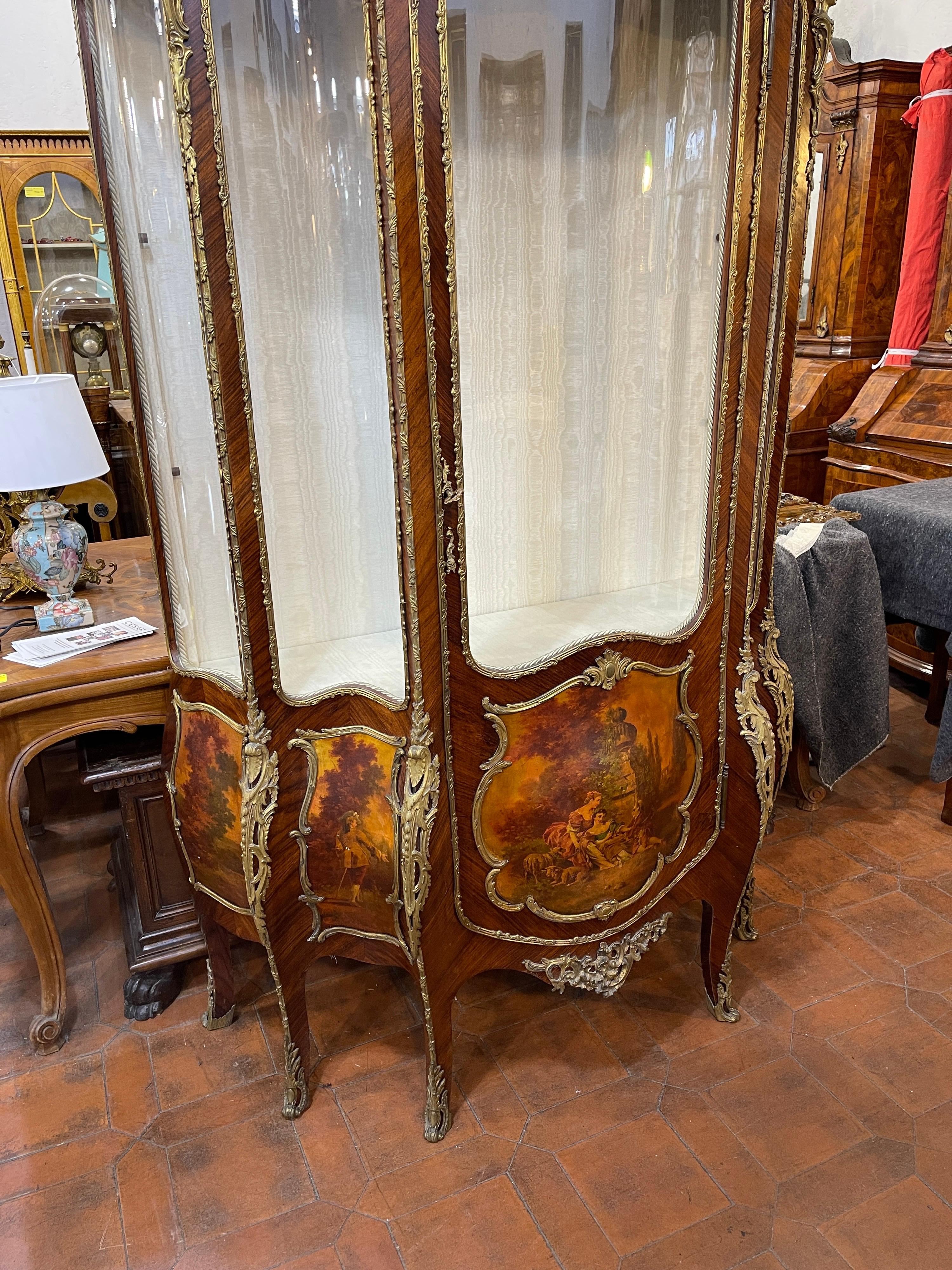 Grande vetrina francese in stile Luigi XV, fine Ottocento, legno di Re e modanature in bronzo per abbellire il mobile e incorniciare i dipinti, firmata 