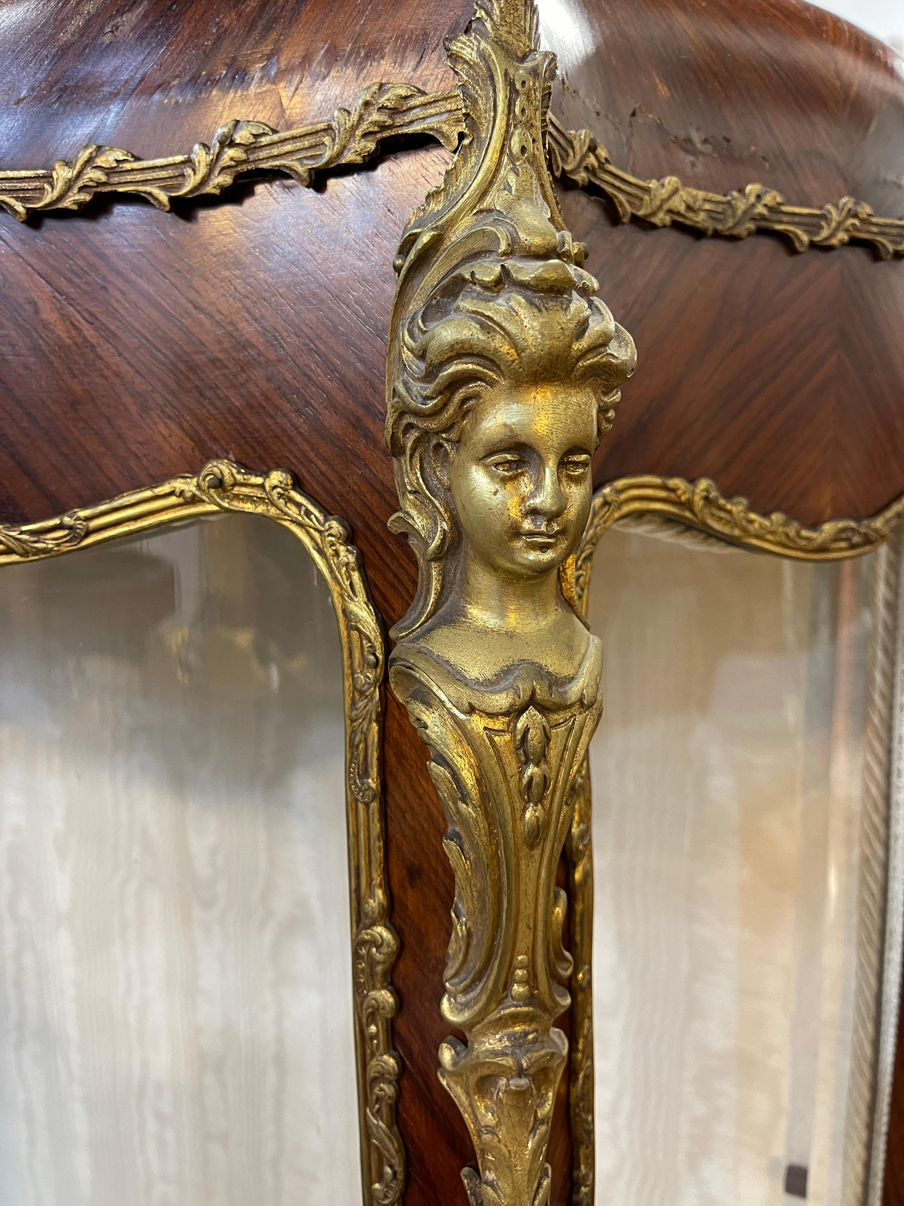 Kingwood-Vitrinenschrank im Louis-XV-Stil mit Bronze und bemalter Vitrine „Vernis Martin“ 2
