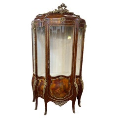Armadietto in stile Louis XV in legno di Re con bronzo e vetrine dipinte, "Vernis Martin".