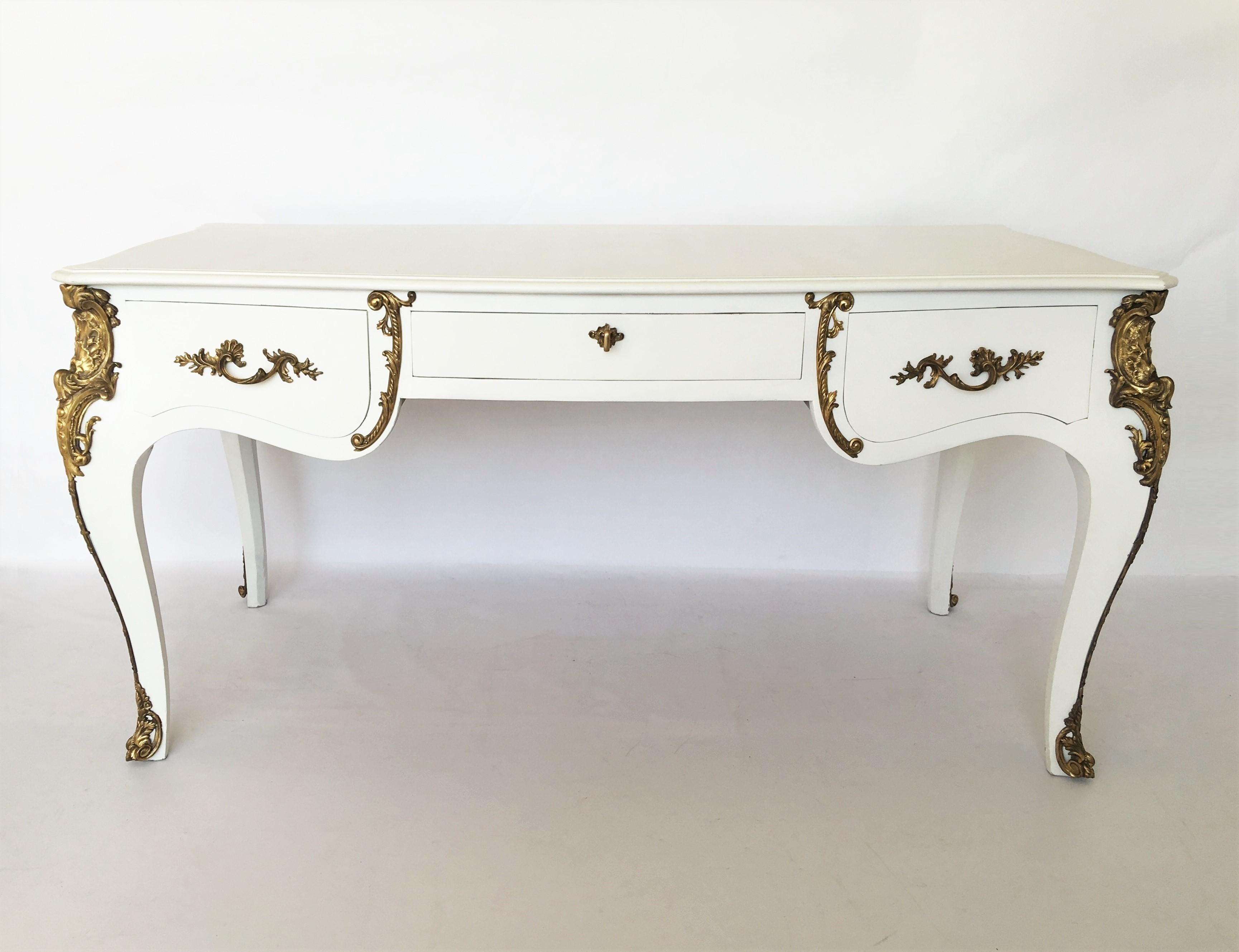 Feines, französisches Bureau plat oder Schreibtischtischchen. Hergestellt im großen Louis XV-Stil mit Bronzebeschlägen und weiß lackiertem Rahmen. Mit Originalschlüssel. Die eine Seite ist mit drei Schubladen mit tiefem Auszug ausgestattet, die