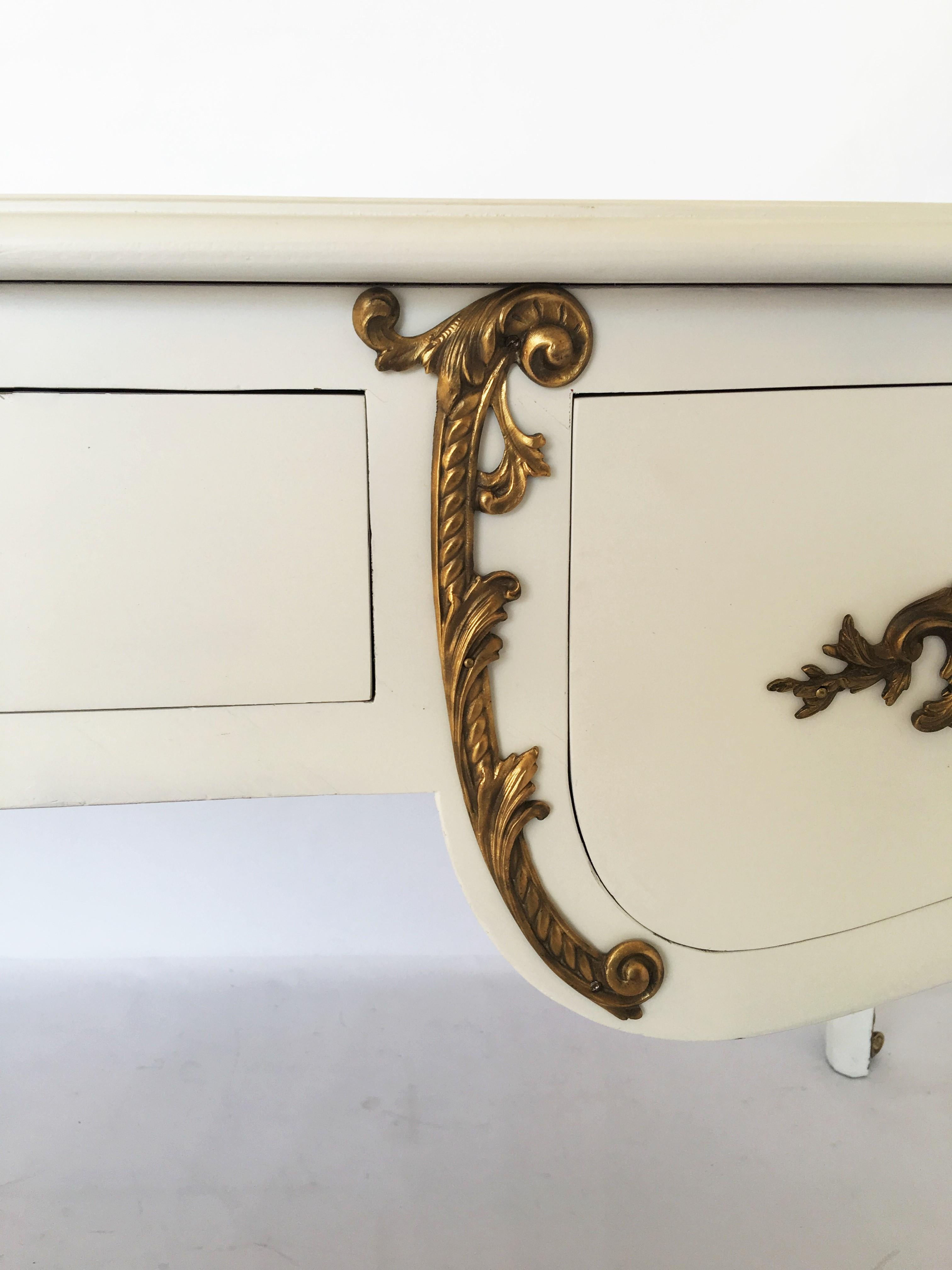 Louis XV Style Lacquered and Gilt Bronze-Mounted Bureau Plat In Good Condition For Sale In Dallas, TX