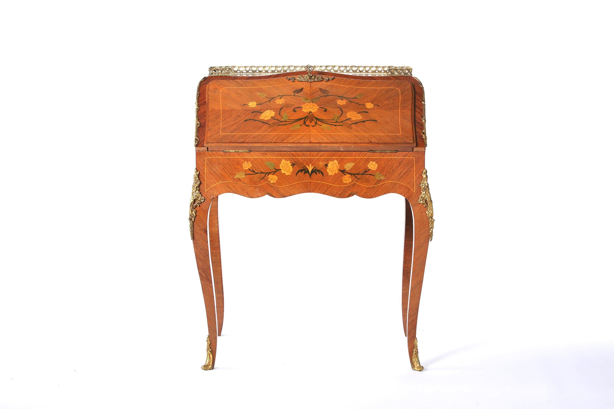 Magnifique bureau de style Louis XV pour dames avec des détails de marqueterie et une façade ouverte en biais. Le bureau est en bon état vintage avec une usure mineure correspondant à l'âge et à l'utilisation. Le bureau pour dames mesure environ 36