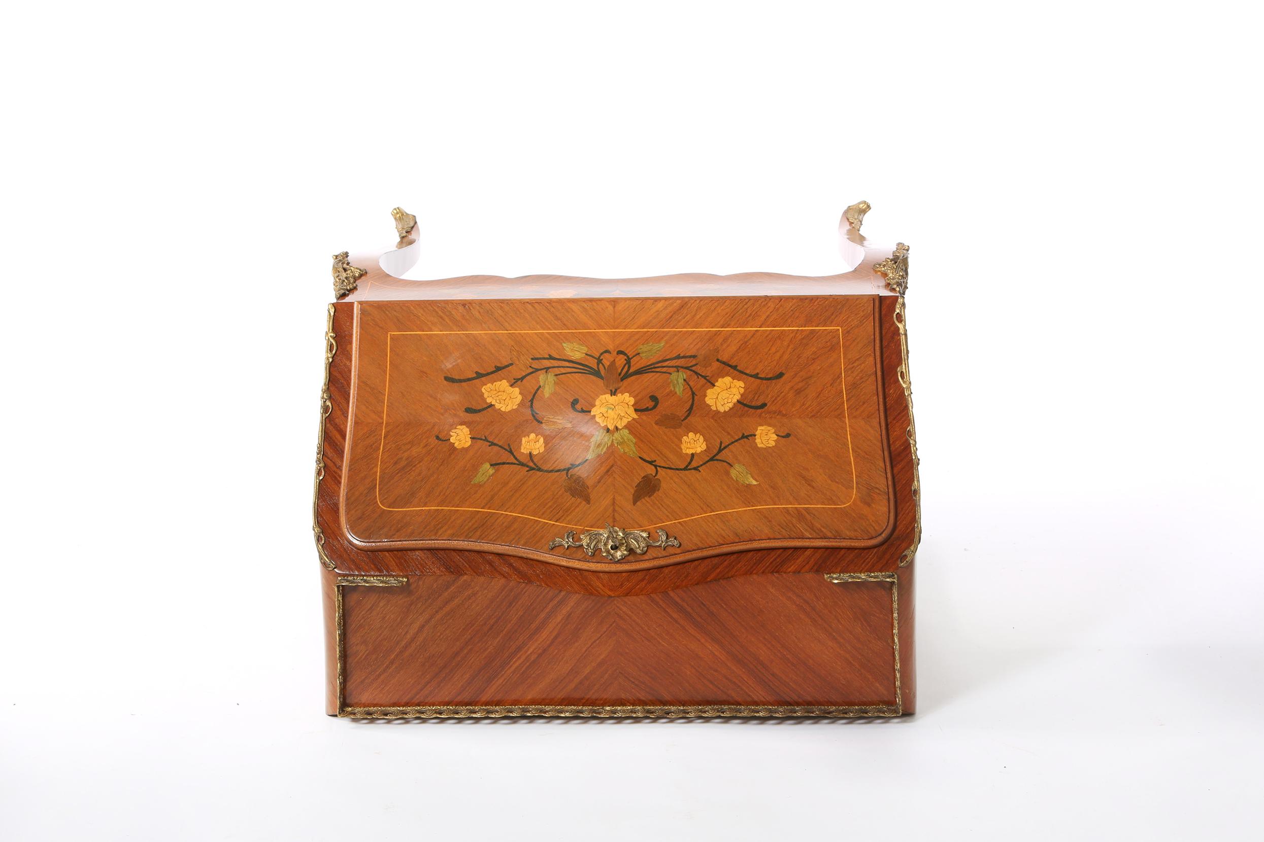 Doré Bureau/détails de la marqueterie pour femmes de style Louis XV en vente
