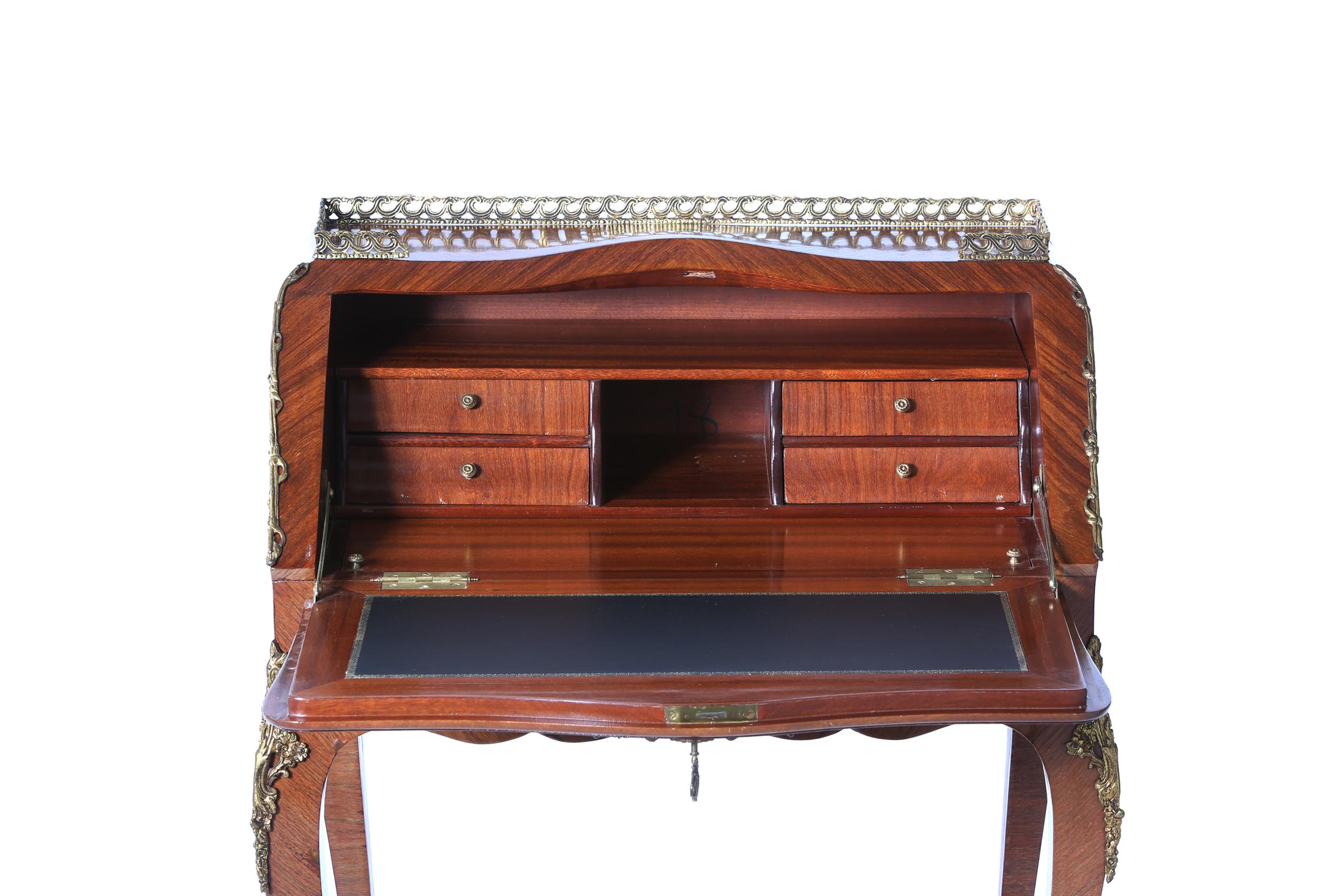 Schreibtisch für Damen im Stil Louis XV. / Intarsiendetails (20. Jahrhundert) im Angebot