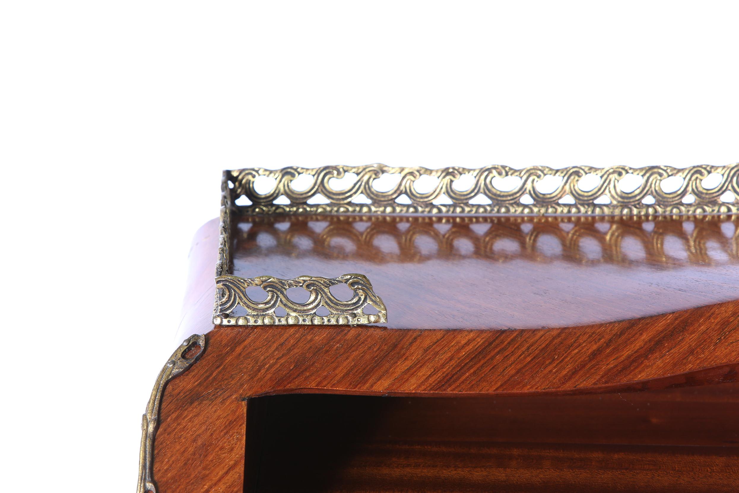 20ième siècle Bureau/détails de la marqueterie pour femmes de style Louis XV en vente