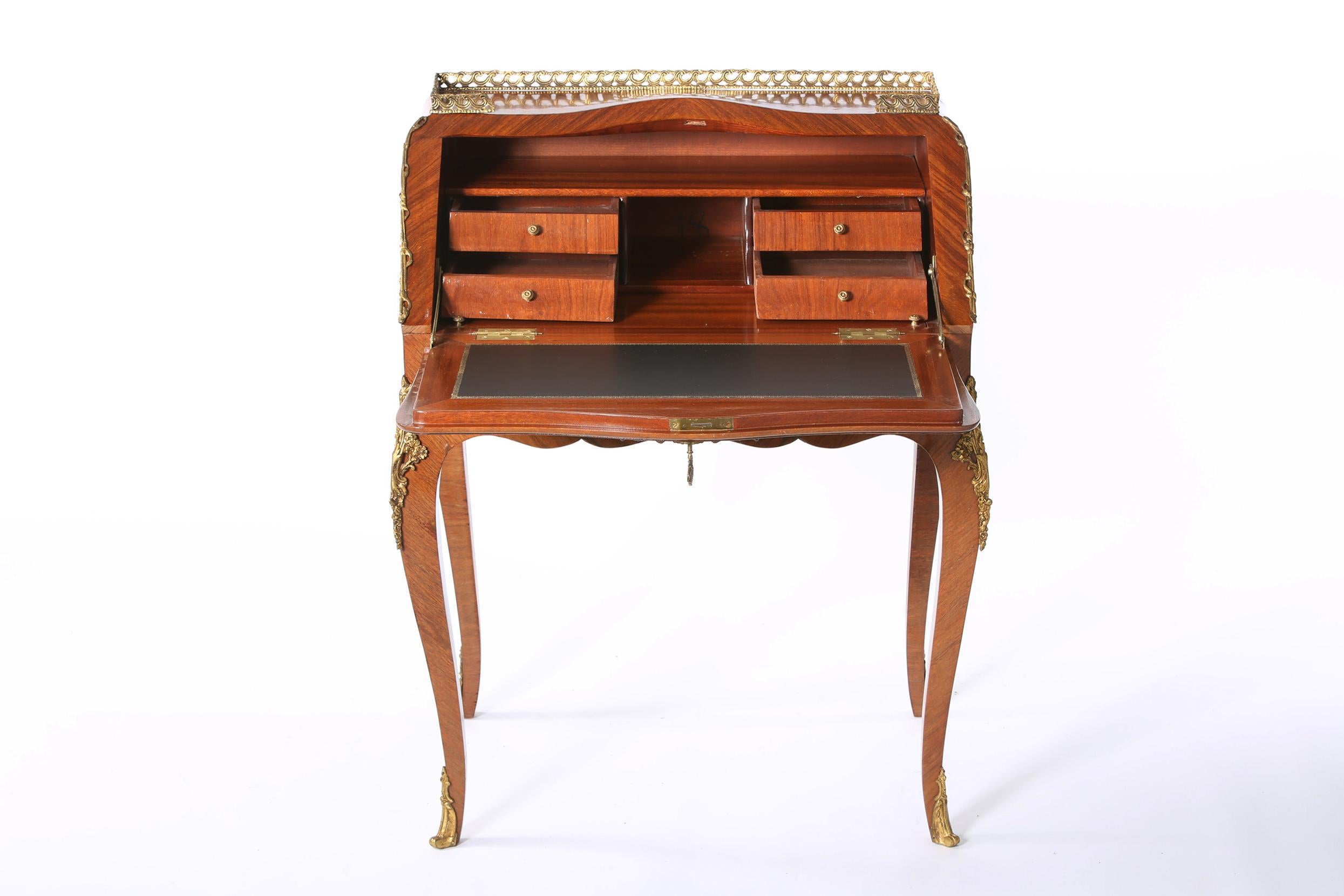 Laiton Bureau/détails de la marqueterie pour femmes de style Louis XV en vente