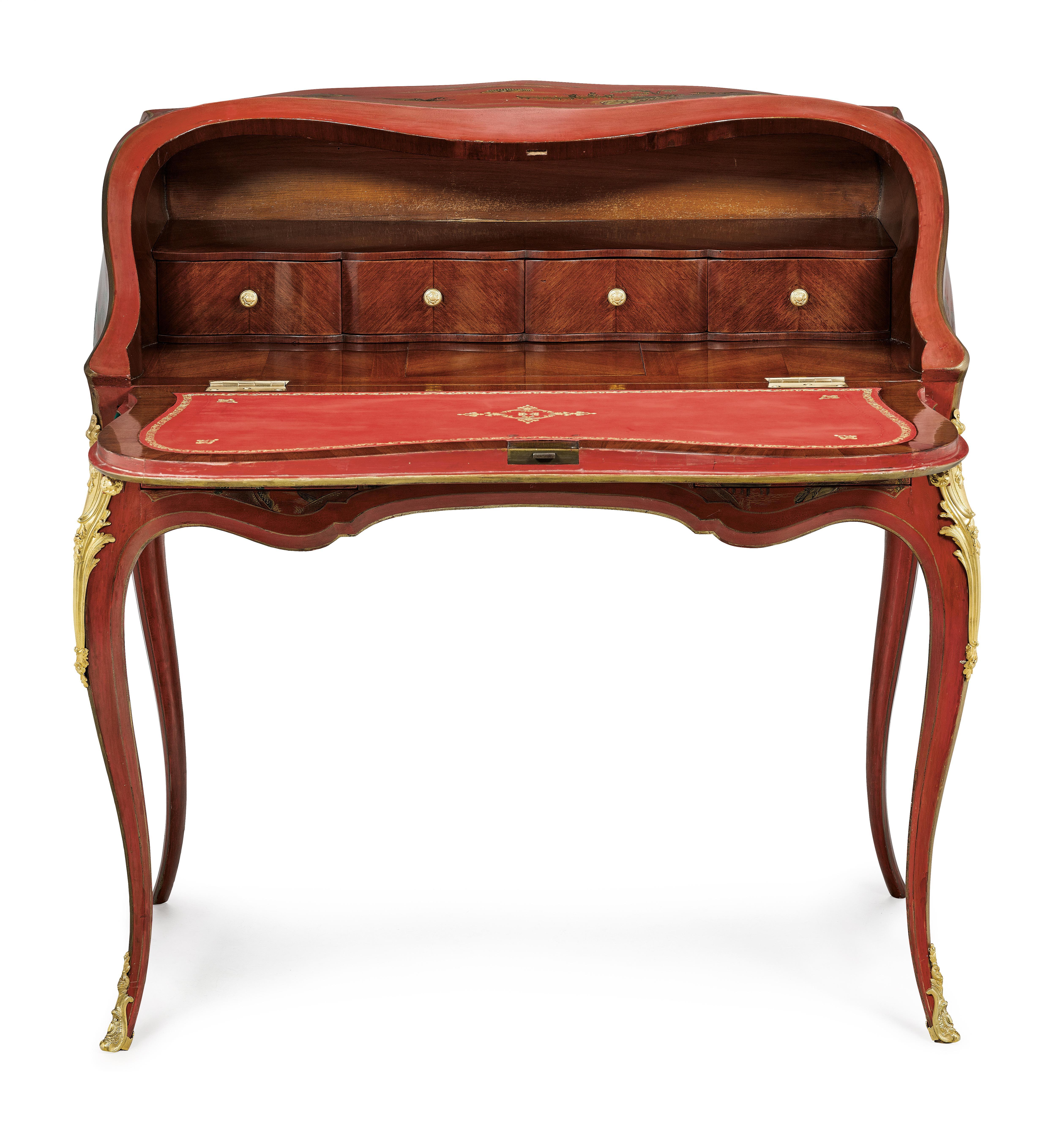Louis XV-Stil, Frankreich, Ende des 19. Jahrhunderts. Verschiedene Laub- und Nadelhölzer, furniert, rot grundiert, rückseitig in Lacktechnik in Form von Landschaftsszenen verziert, erhaben gearbeitet. 

Zwei Schubladen auf der Vorderseite, schräge