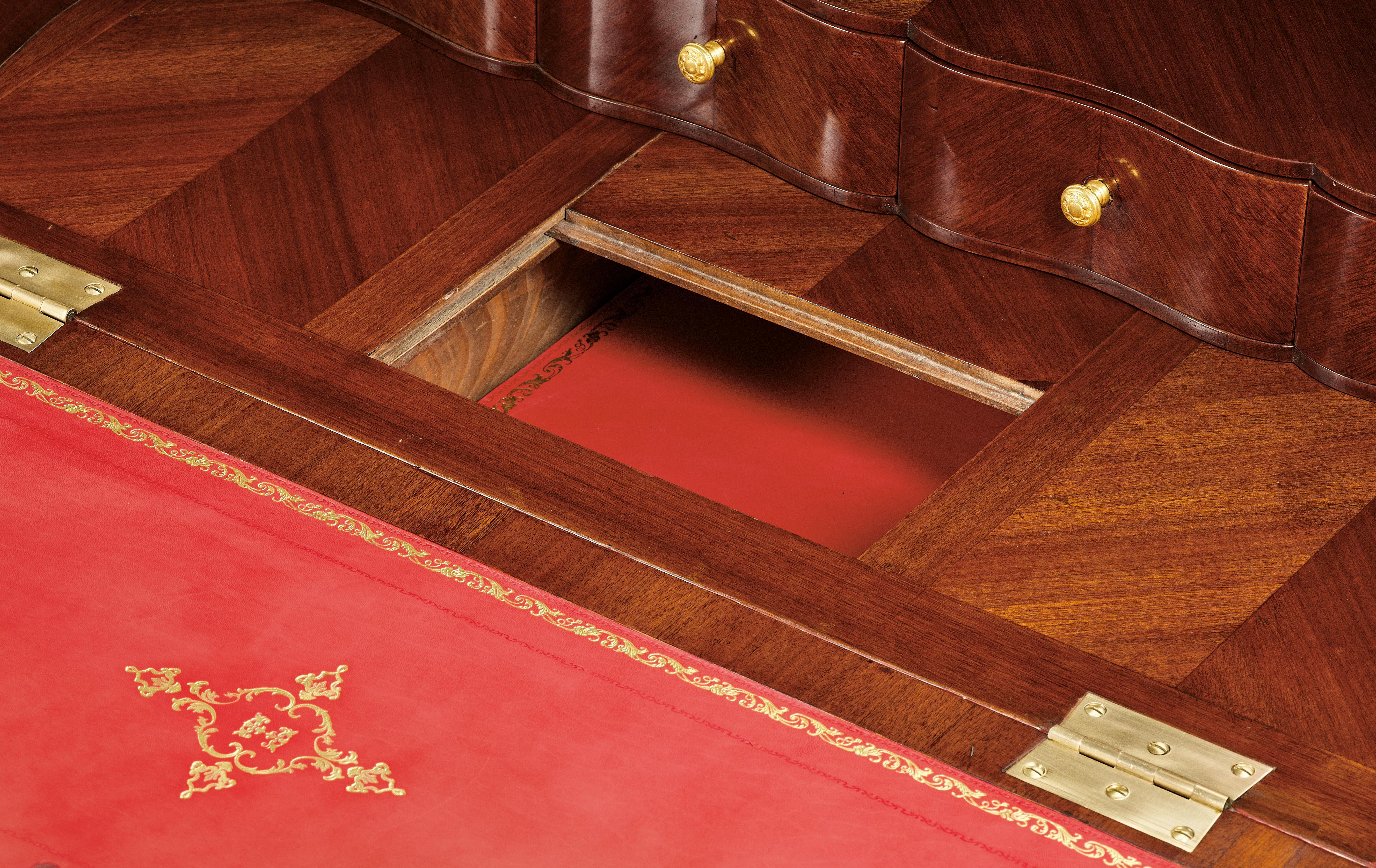 Damensekretär im Stil Louis XV mit rot-goldenem Chinoiserie-Dekor (Franz�ösisch) im Angebot