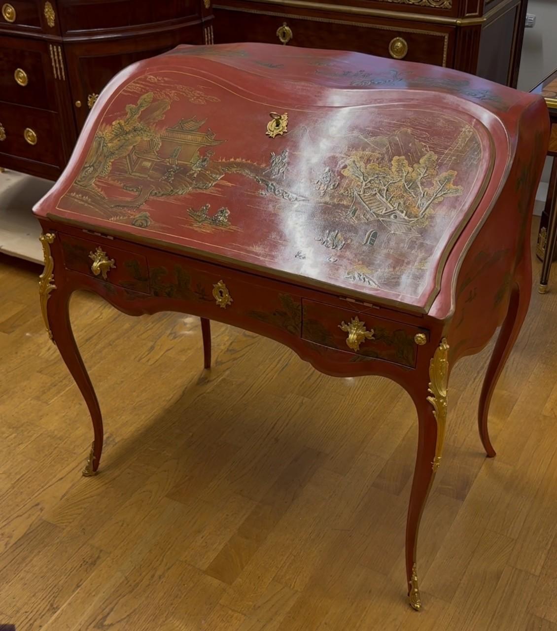 Damensekretär im Stil Louis XV mit rot-goldenem Chinoiserie-Dekor im Zustand „Gut“ im Angebot in Wien, AT