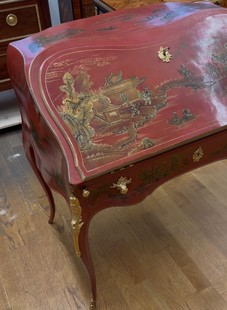 Damensekretär im Stil Louis XV mit rot-goldenem Chinoiserie-Dekor (Spätes 19. Jahrhundert) im Angebot