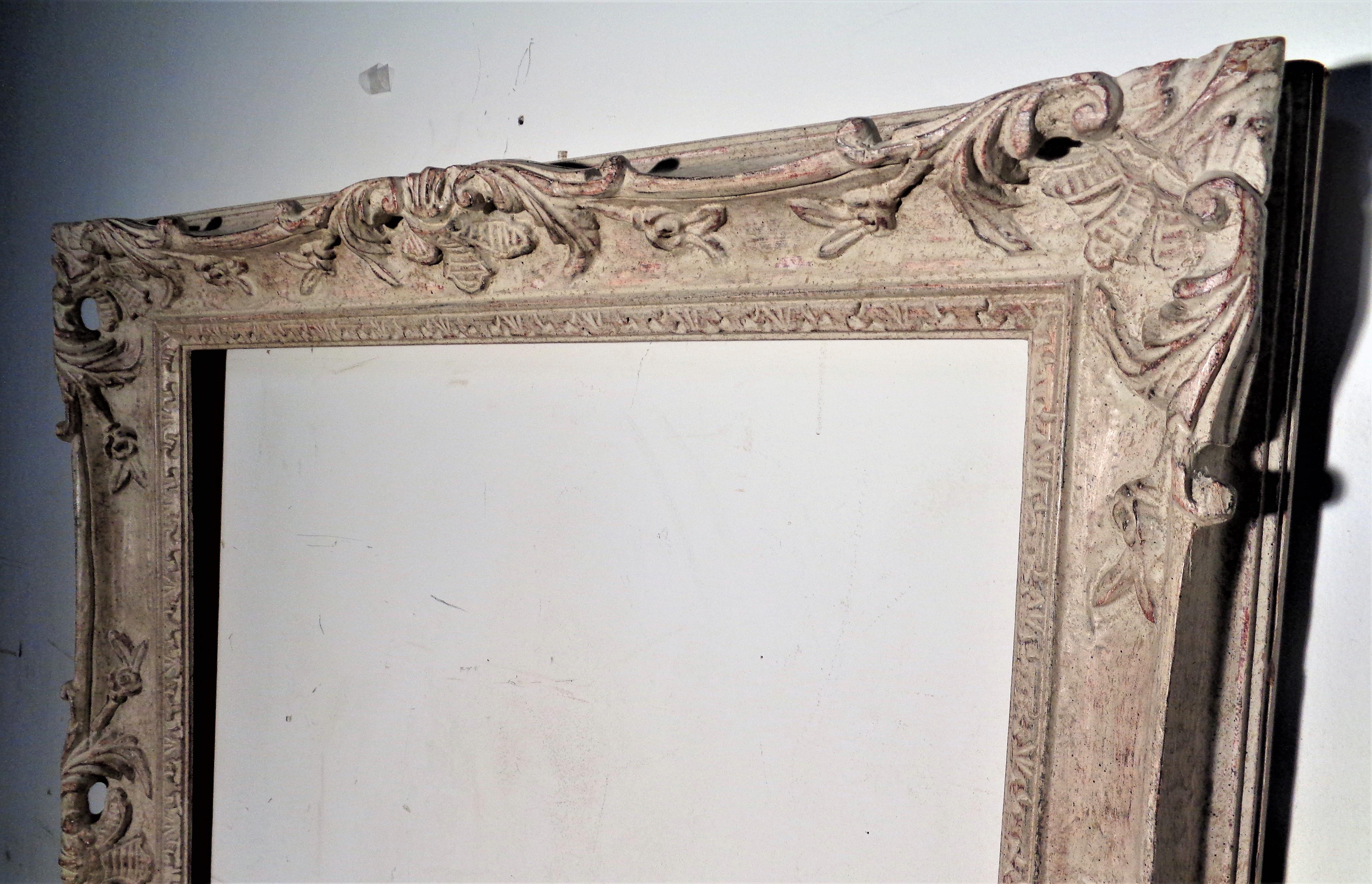 Großer geschnitzter Holzrahmen im Louis-XV-Stil mit schön gealterter, originaler, weiß gekalkter Oberfläche. Um 1960. Toller dekorativer Rahmen für einen Spiegel oder ein Gemälde. Sehen Sie sich alle Bilder an und lesen Sie den Zustandsbericht im