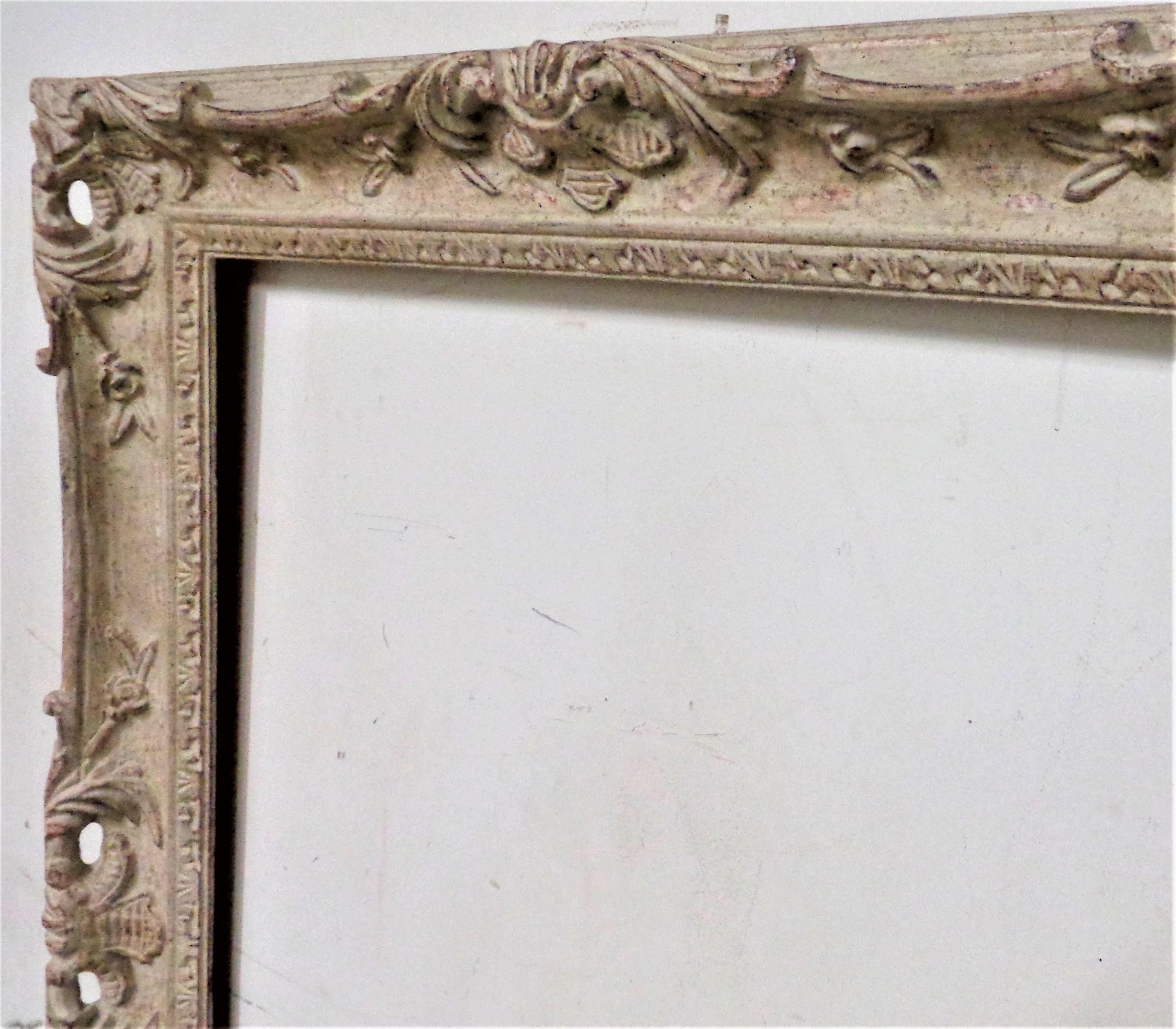 Peint Grand cadre en bois sculpté et lavé à la chaux de style Louis XV en vente