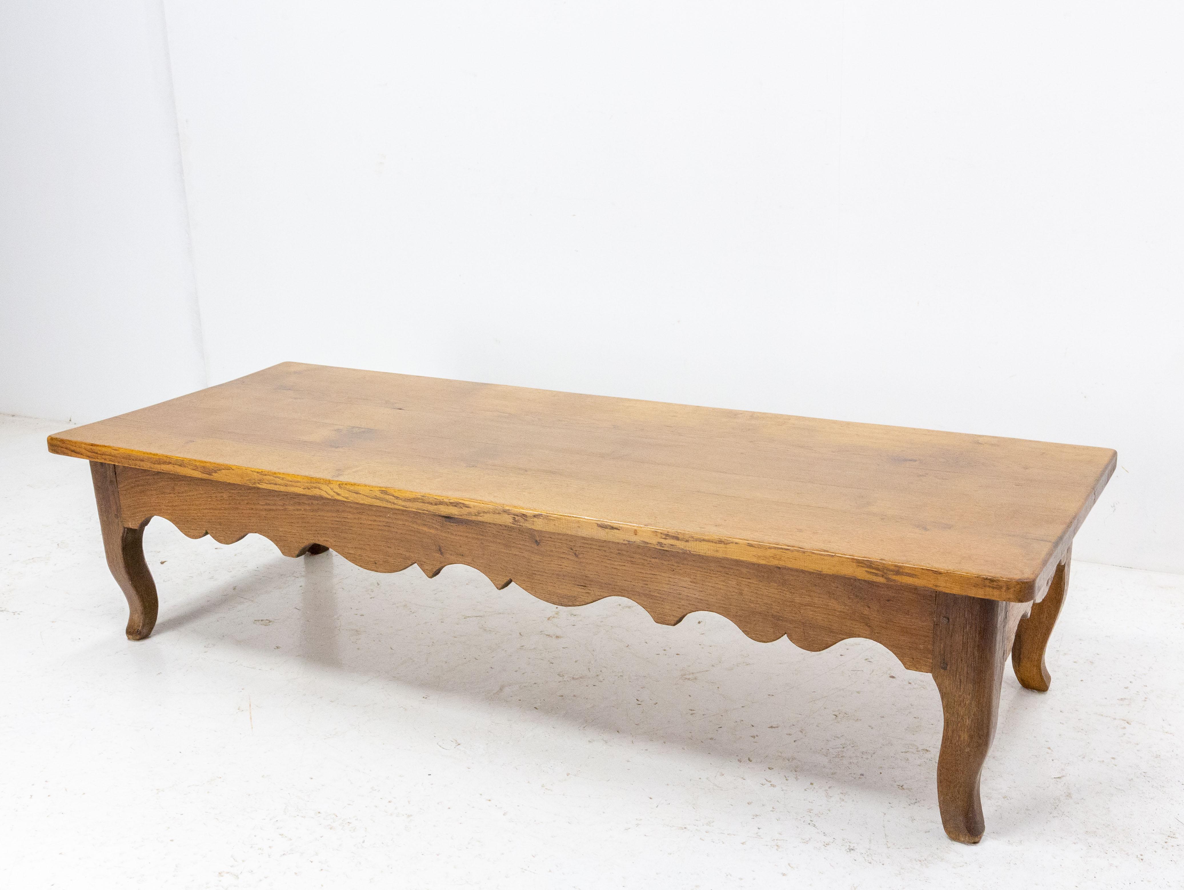 Massive oak Mid-Century Modern coffee table.
Atypical size.
The table was made circa 1970 with antique wood.
In good condition. 

Shipping:
L172 P64 H40 35,7 Kg.