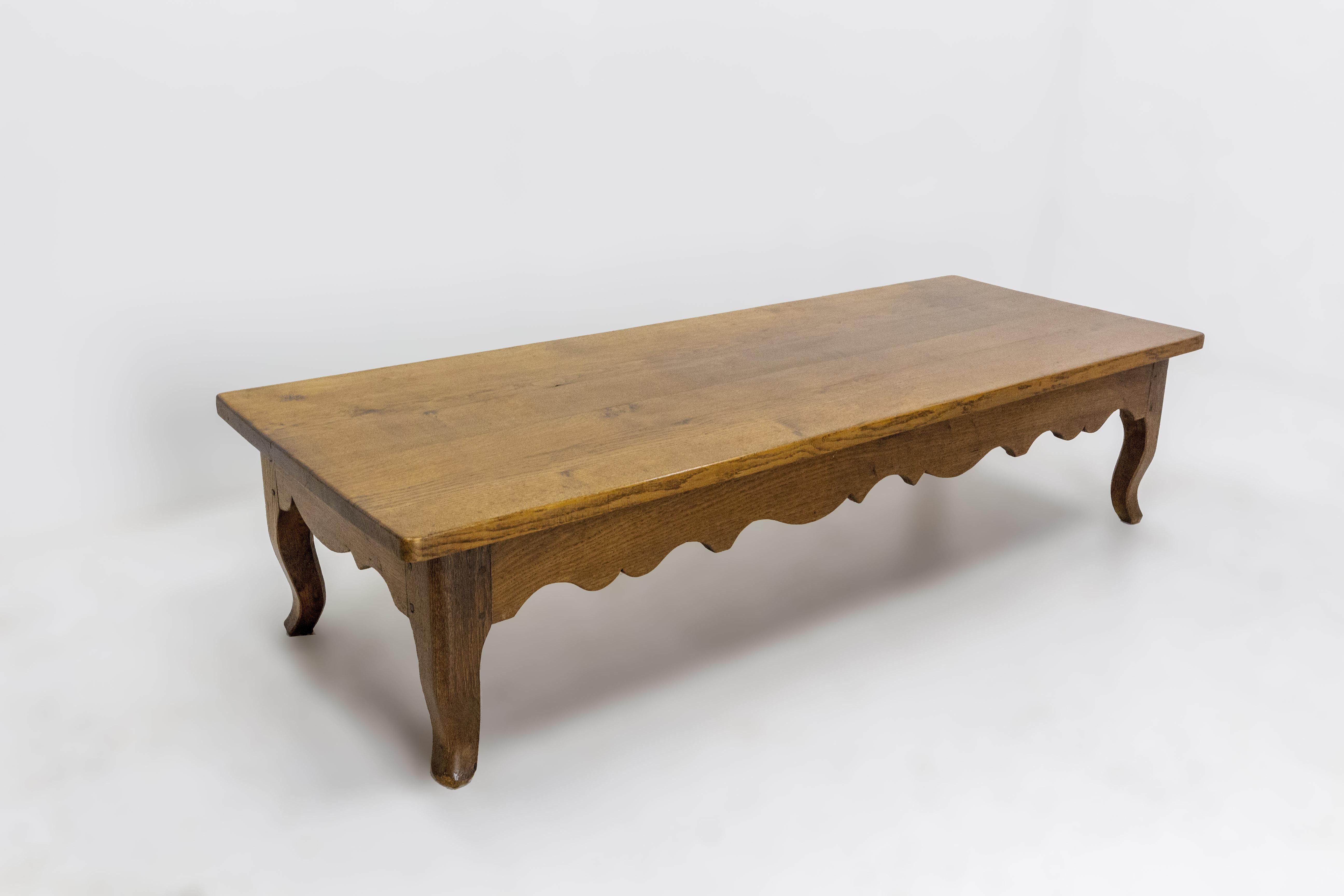 Louis XV Style Large Coffee Table, massive oak, circa 1970 In Good Condition For Sale In Labrit, Landes