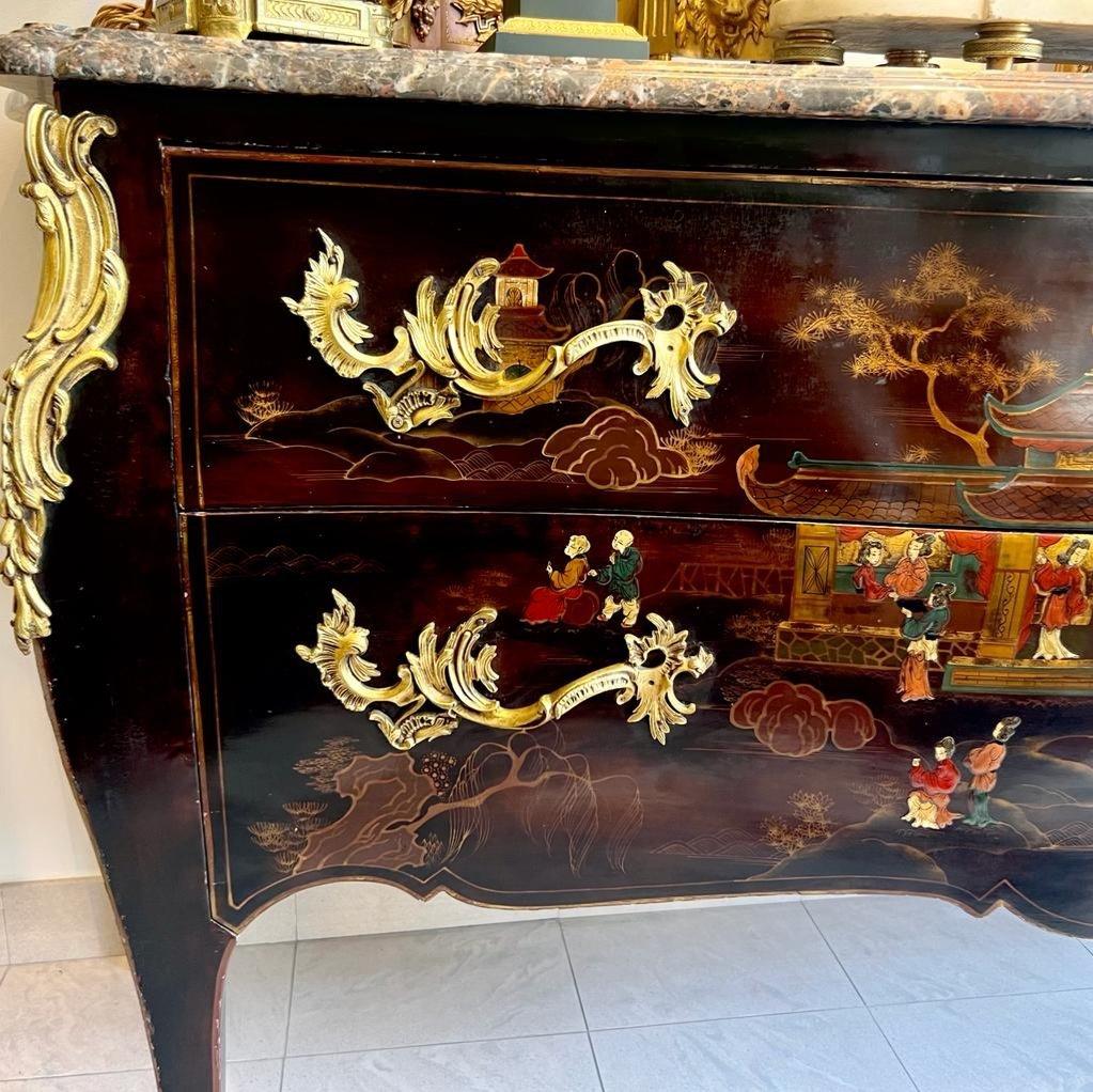 Louis XV Style Large Commode in Chinese Lacquer from the 19th Century For Sale 4