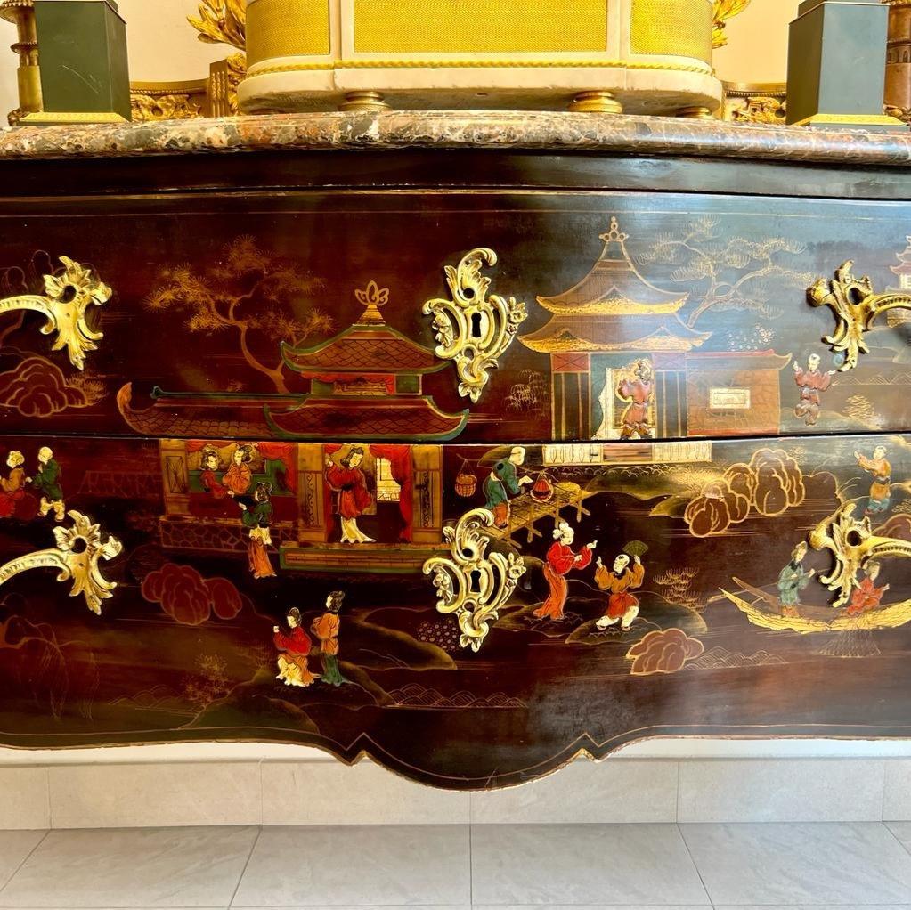 Louis XV Style Large Commode in Chinese Lacquer from the 19th Century In Good Condition For Sale In NICE, FR