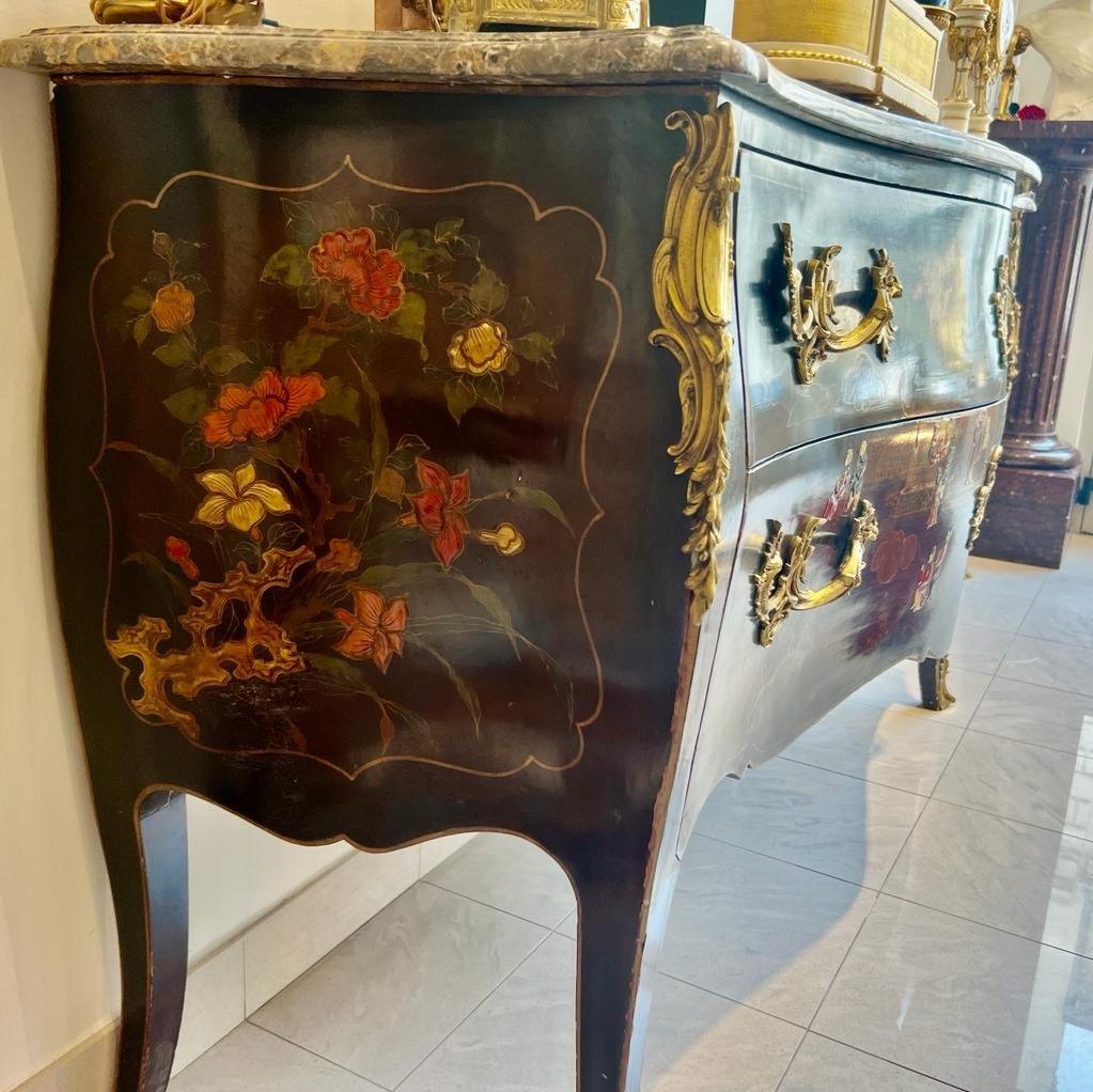 Louis XV Style Large Commode in Chinese Lacquer from the 19th Century For Sale 3