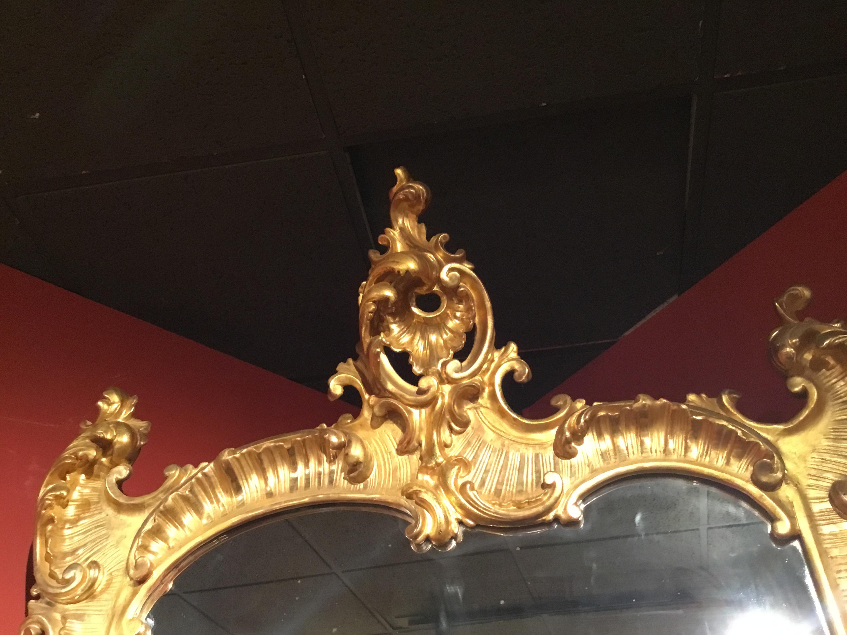 Großer Spiegel aus vergoldetem Holz im Stil Louis XV. mit beeindruckender Schnitzerei im Zustand „Gut“ im Angebot in Houston, TX