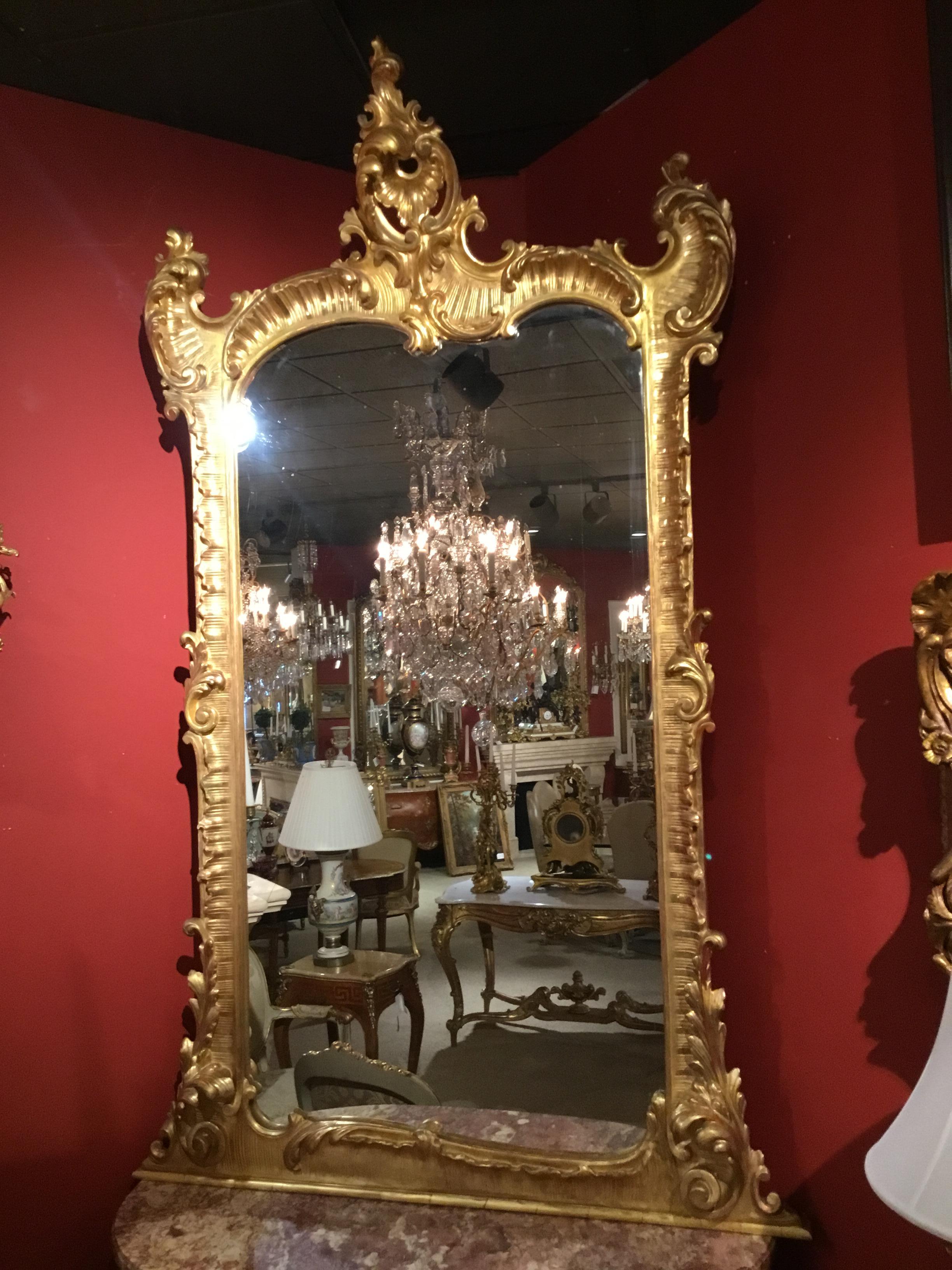 Großer Spiegel aus vergoldetem Holz im Stil Louis XV. mit beeindruckender Schnitzerei (19. Jahrhundert) im Angebot
