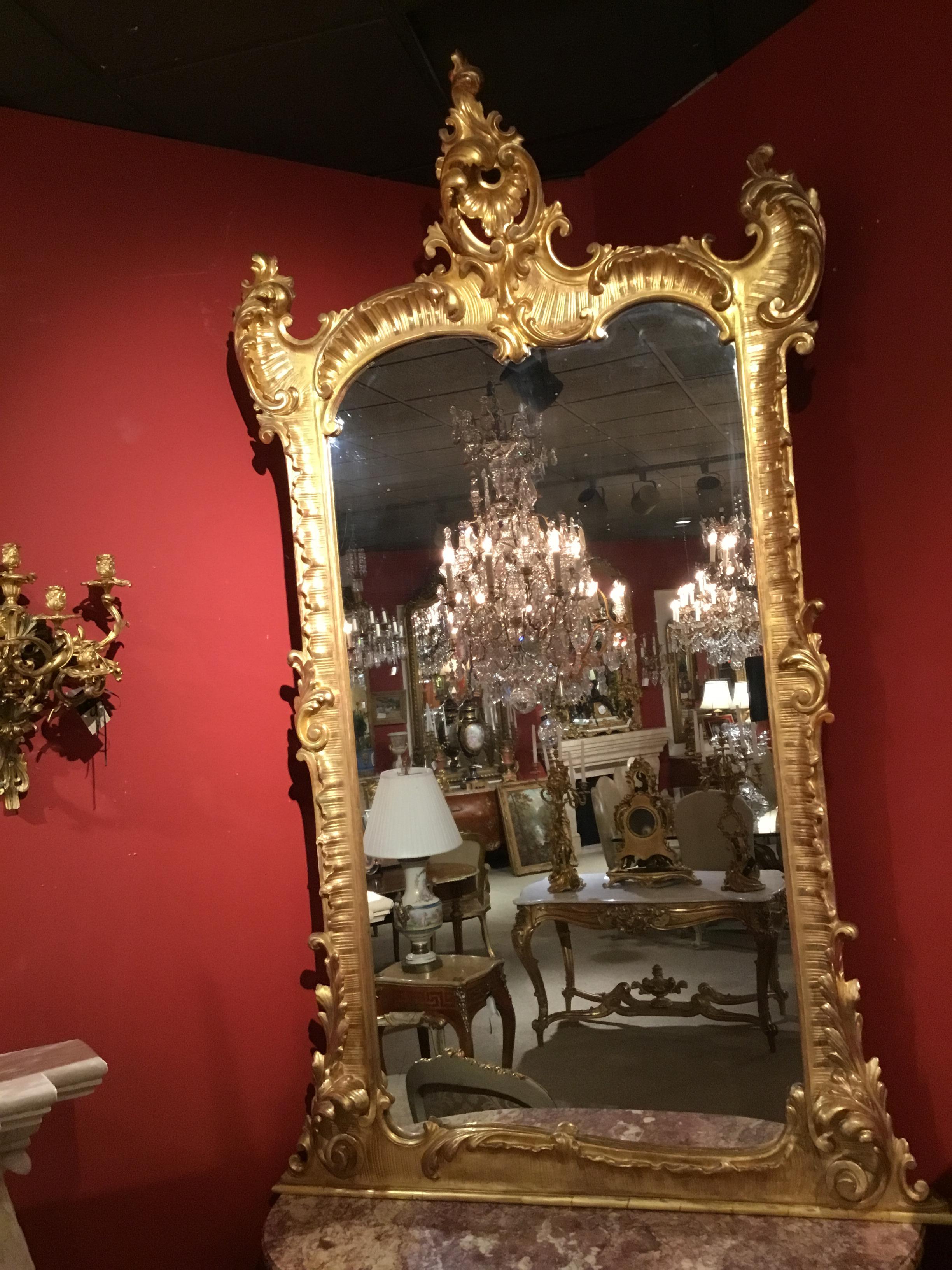 Großer Spiegel aus vergoldetem Holz im Stil Louis XV. mit beeindruckender Schnitzerei (Vergoldetes Holz) im Angebot