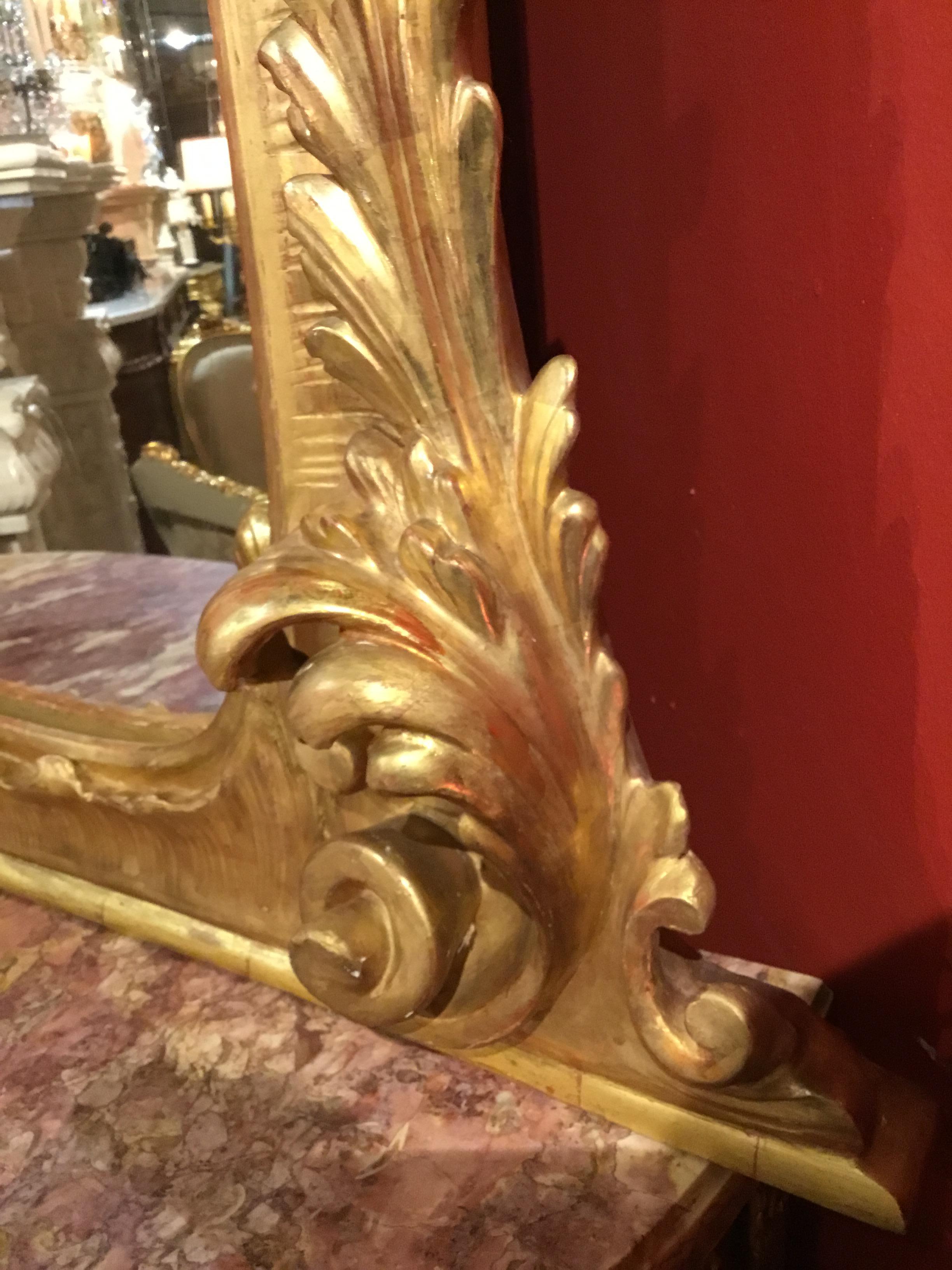 Großer Spiegel aus vergoldetem Holz im Stil Louis XV. mit beeindruckender Schnitzerei im Angebot 1