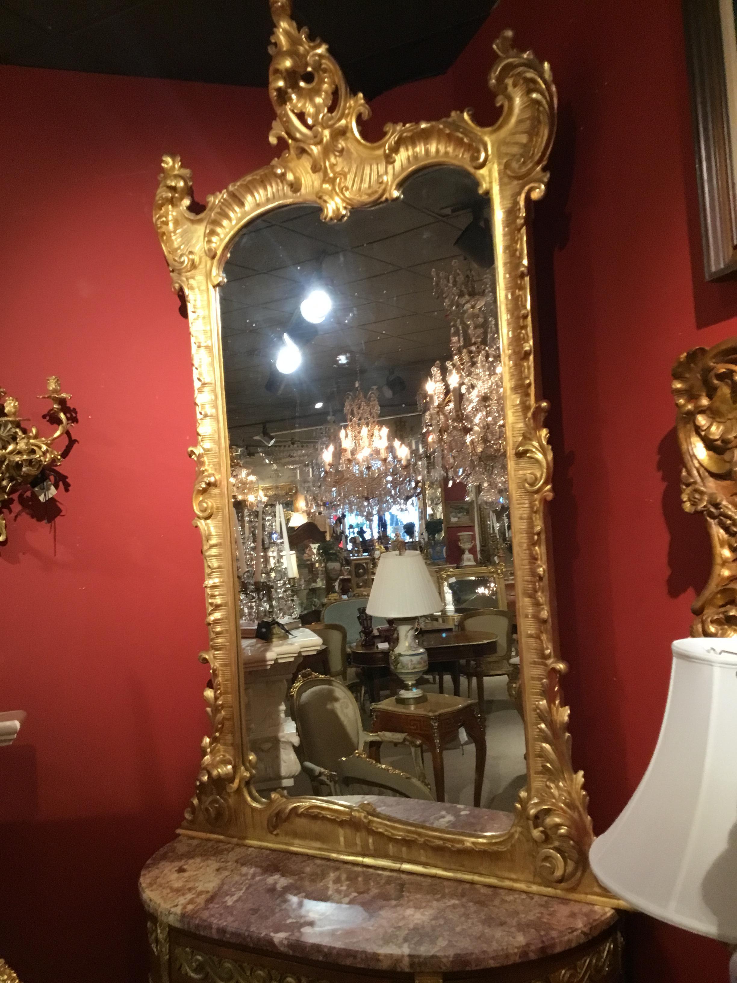 Großer Spiegel aus vergoldetem Holz im Stil Louis XV. mit beeindruckender Schnitzerei im Angebot 2