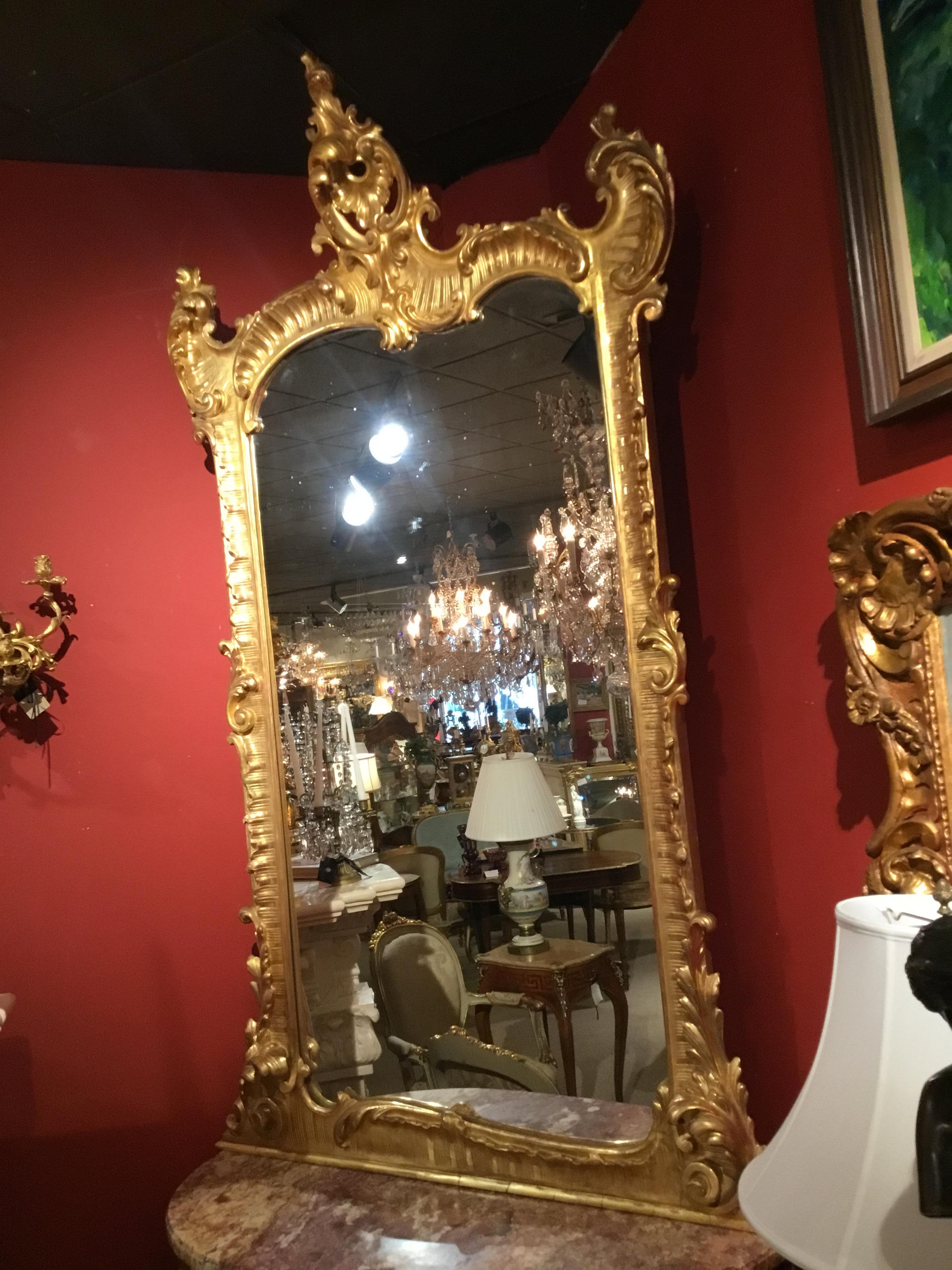 Großer Spiegel aus vergoldetem Holz im Stil Louis XV. mit beeindruckender Schnitzerei im Angebot 3