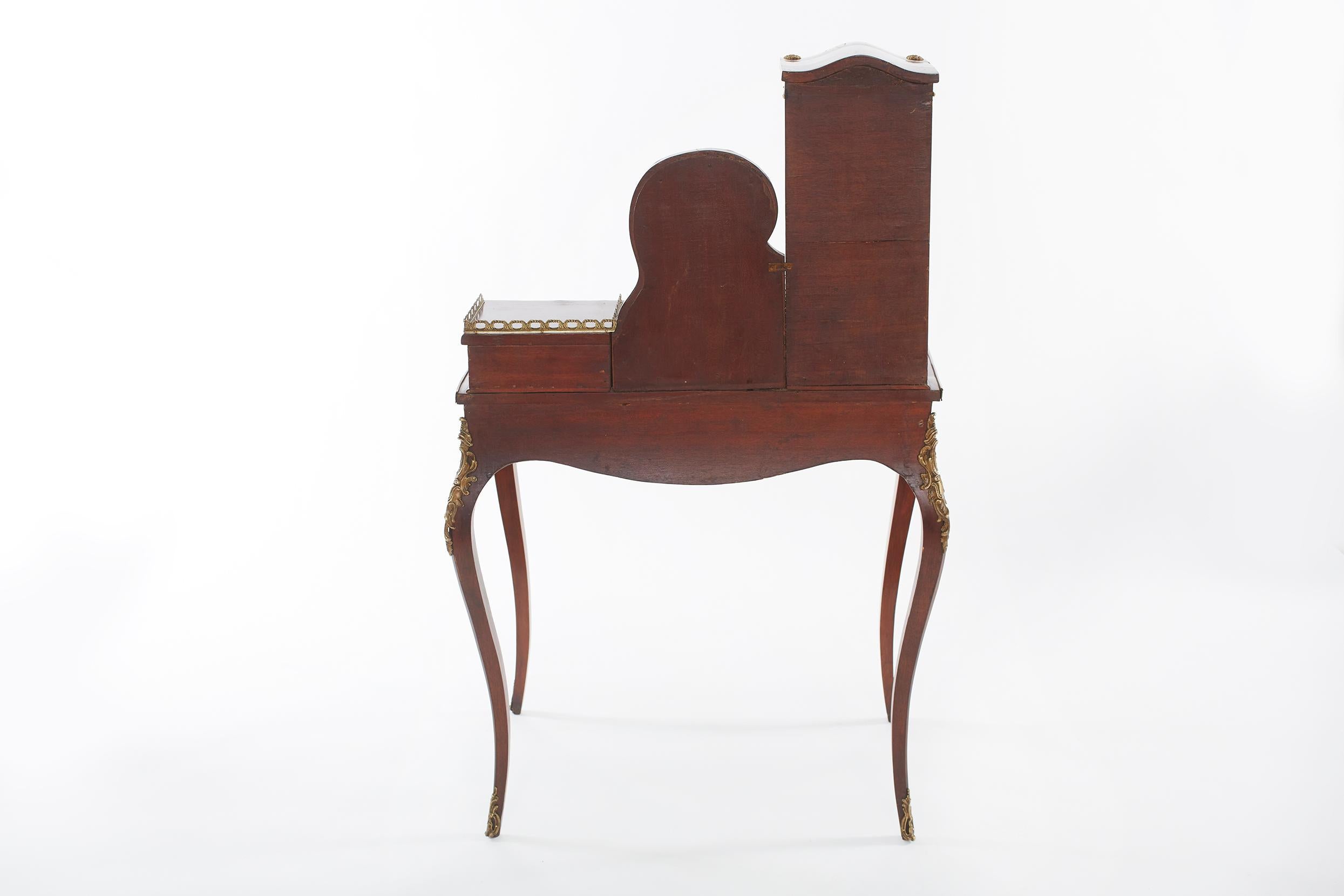 Schreibtisch für Damen im Stil Louis XV. aus Leder im Angebot 5