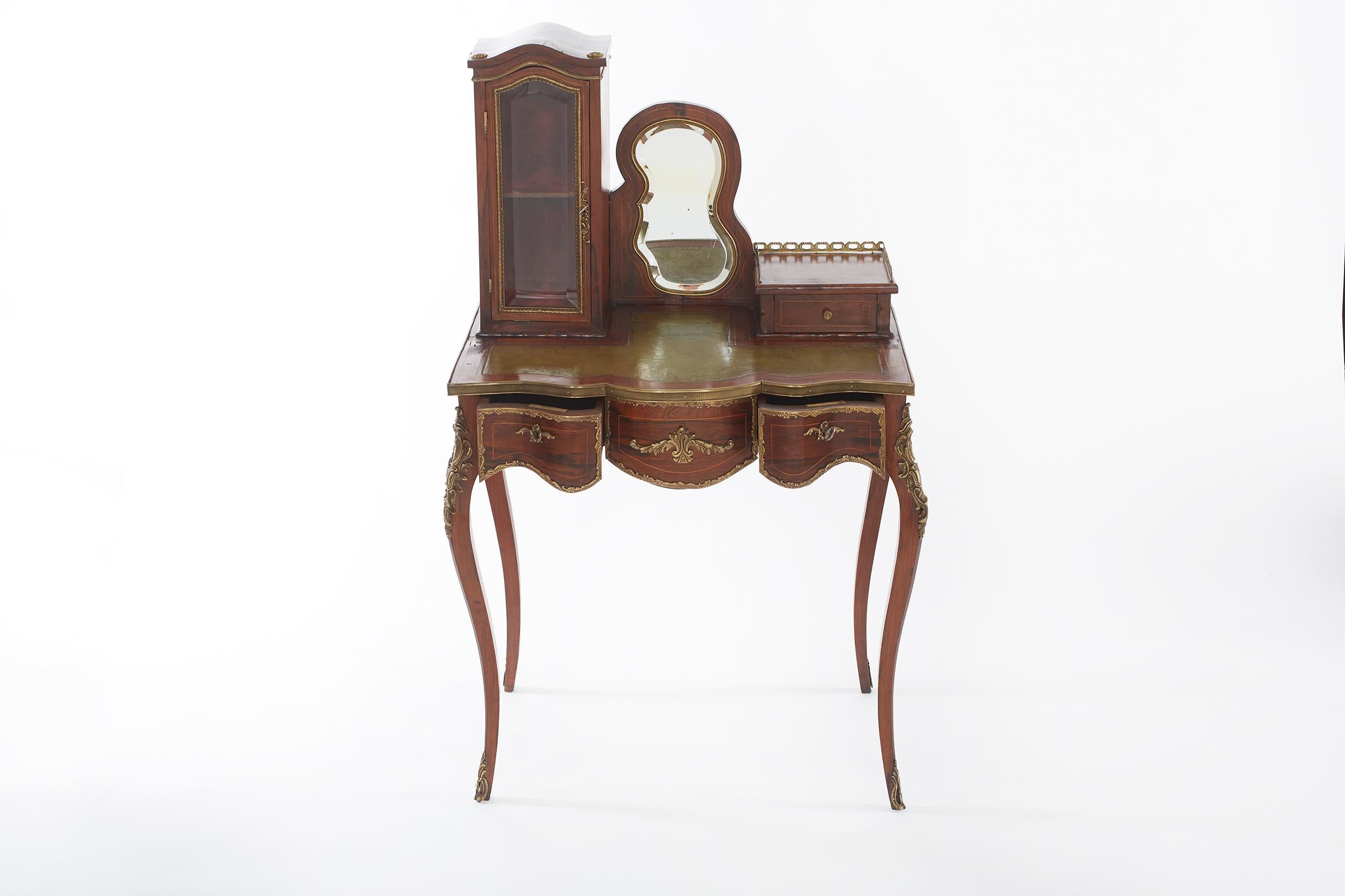 Damenschreibtisch im Louis XV-Stil mit Lederplatte und Frontschublade mit bronzefarbenen Designdetails. Der Schreibtisch ist in großem antiken Zustand mit Verschleiß angemessen im Einklang mit Alter / Gebrauch. Der Schreibtisch steht etwa 48 Zoll