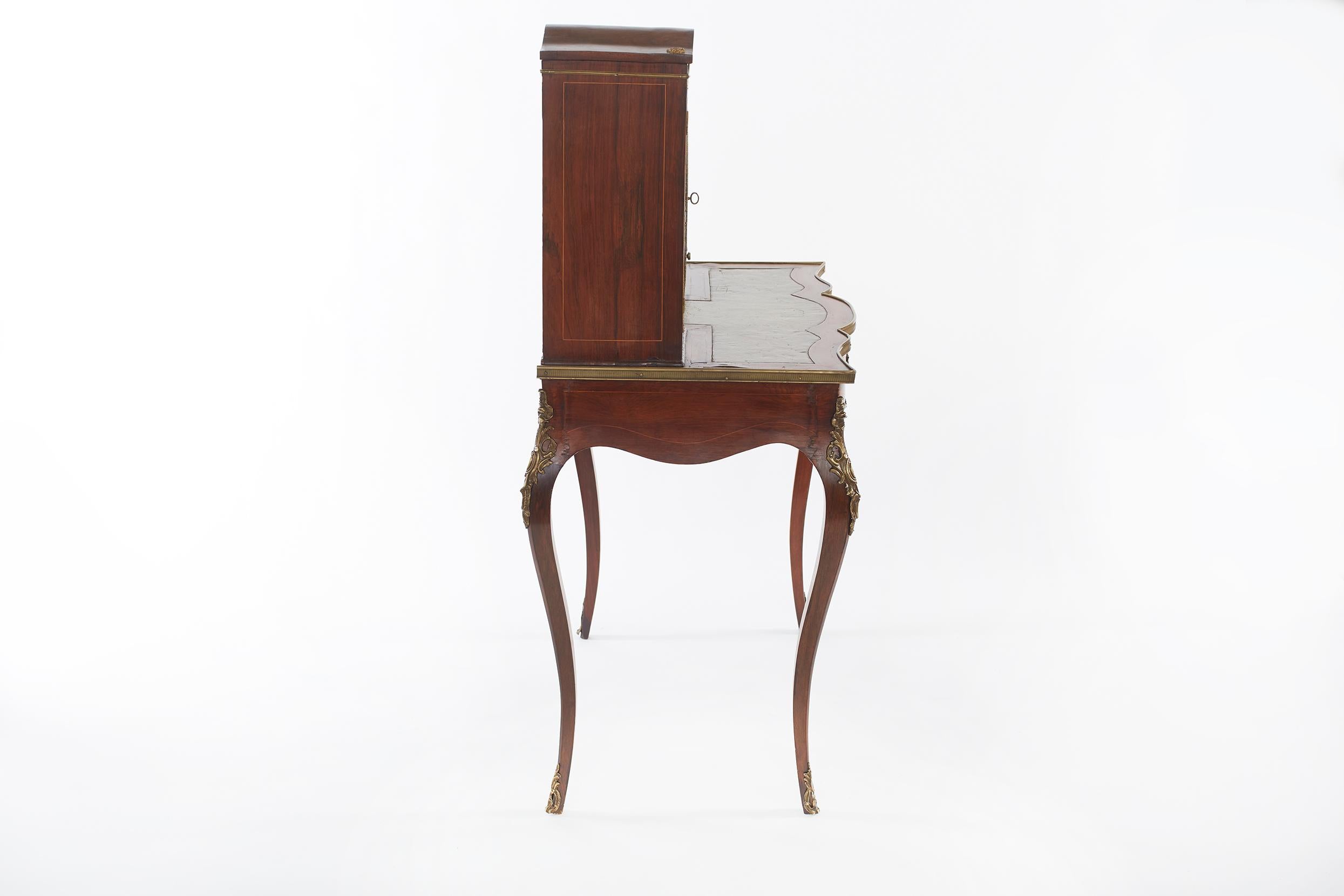 Schreibtisch für Damen im Stil Louis XV. aus Leder im Zustand „Gut“ im Angebot in Tarry Town, NY