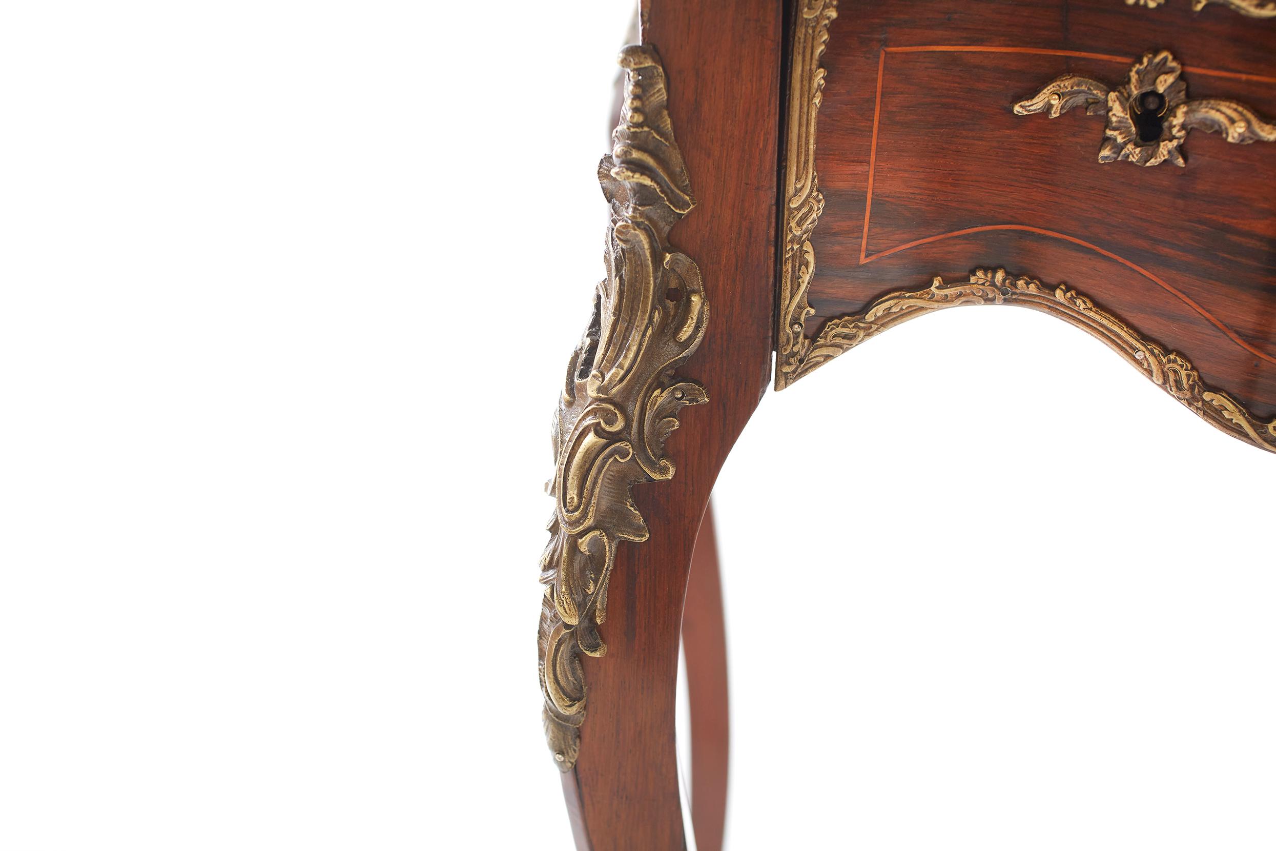 Schreibtisch für Damen im Stil Louis XV. aus Leder (Bronze) im Angebot