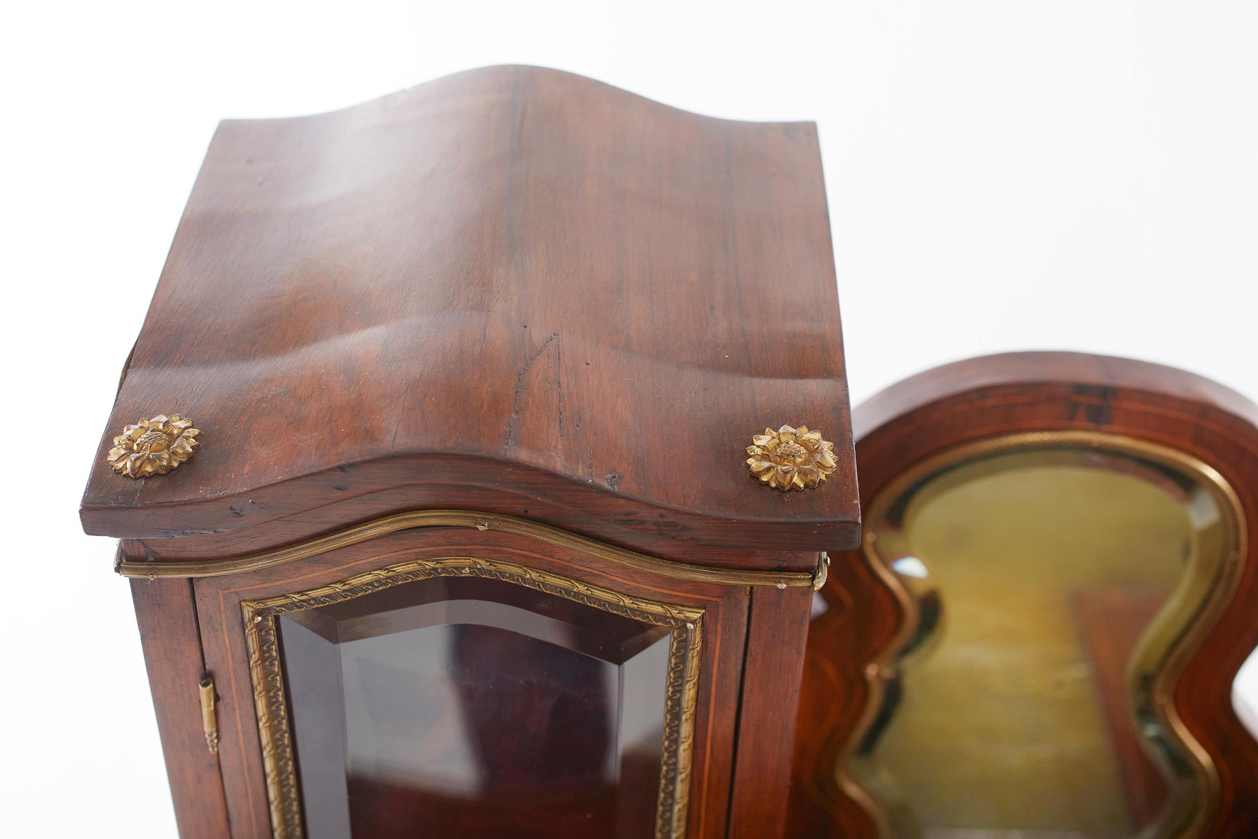 Schreibtisch für Damen im Stil Louis XV. aus Leder im Angebot 1