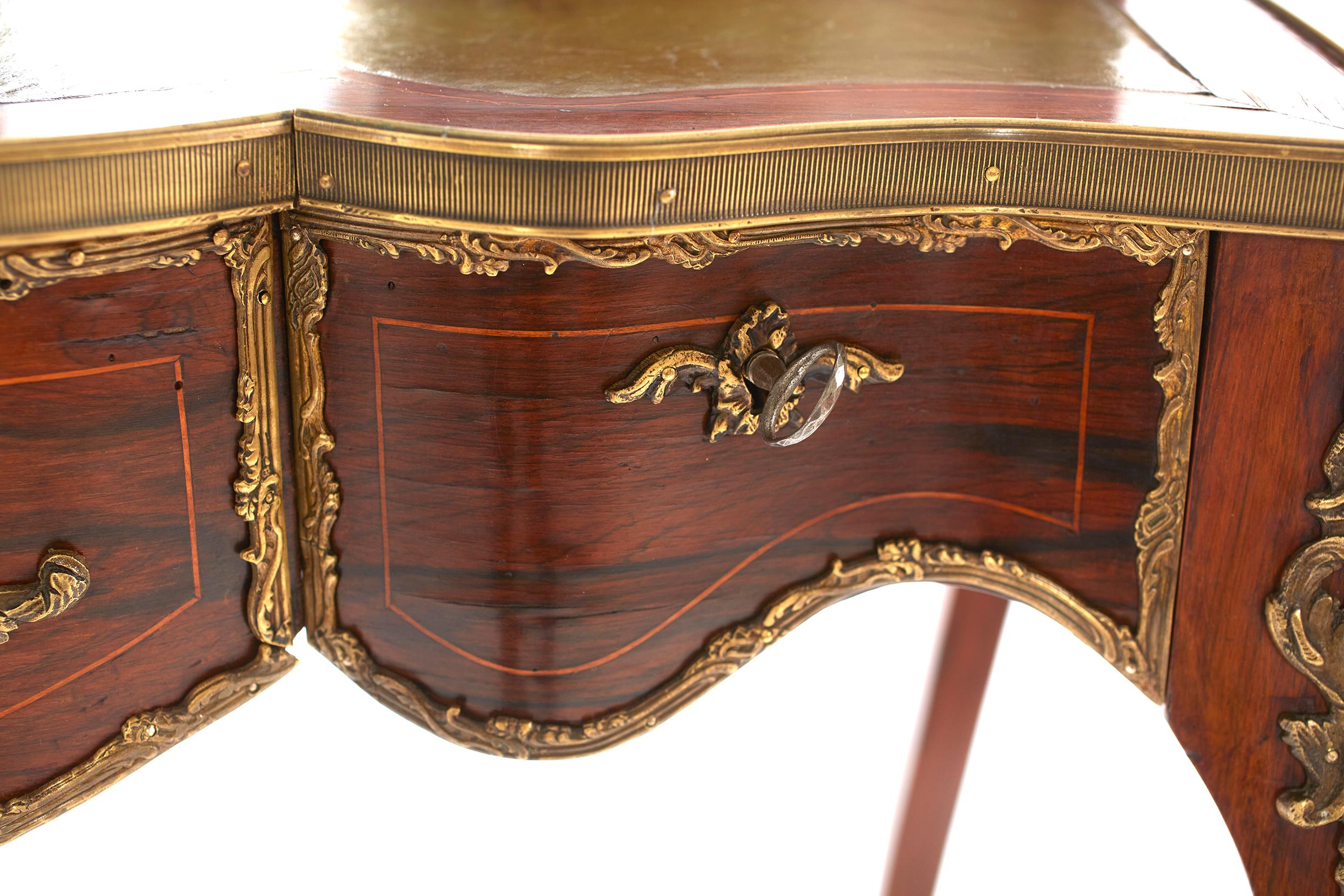 Schreibtisch für Damen im Stil Louis XV. aus Leder im Angebot 3