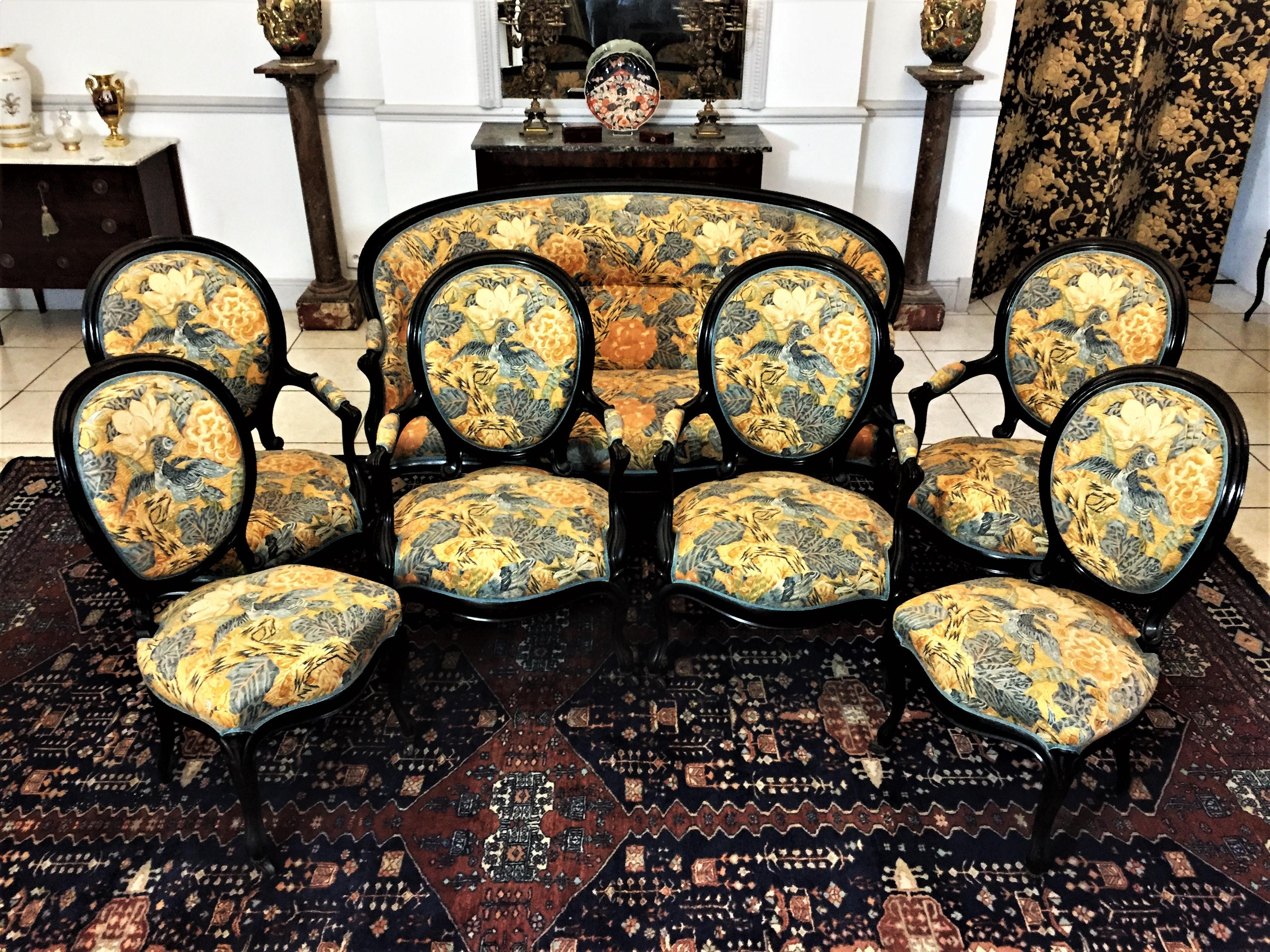 Beautiful set of Louis XV style Napoleon III period blackened wood living room, consisting of four armchairs, a bench and two chairs. The set is covered with a very beautiful tapestry in excellent condition with phoenix decoration in blue and yellow