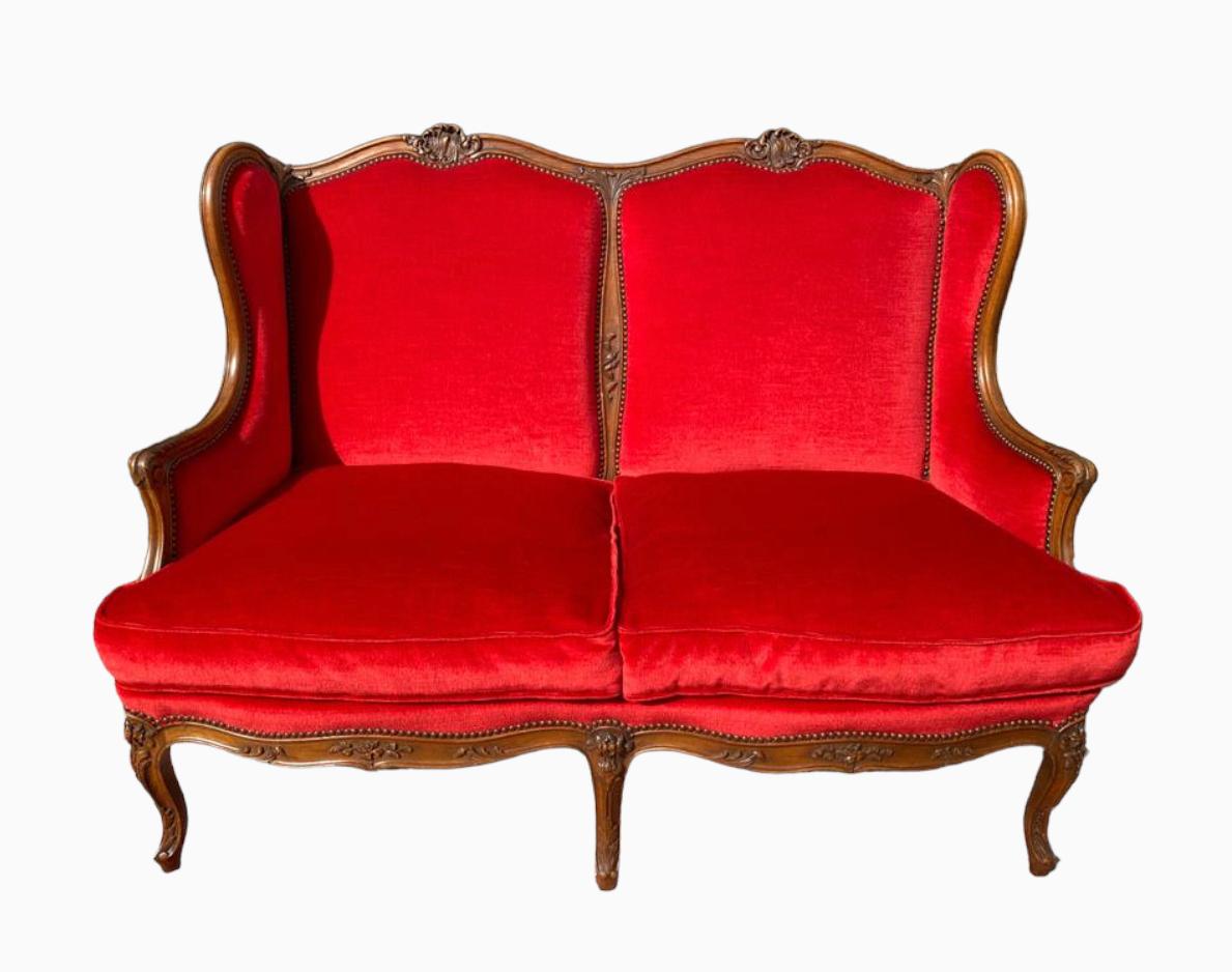 Louis XV style lounge covered in red velvet in perfect condition.

Dimensions Sofa:
- Total height 1m08
- Seat height 51cm
- Width 1m46
-  Depth 66cm
Armchair:
- Total height 85cm
- Seat height 46cm
- Width 84cm
- Total depth 61cm
- Seat depth 57cm
