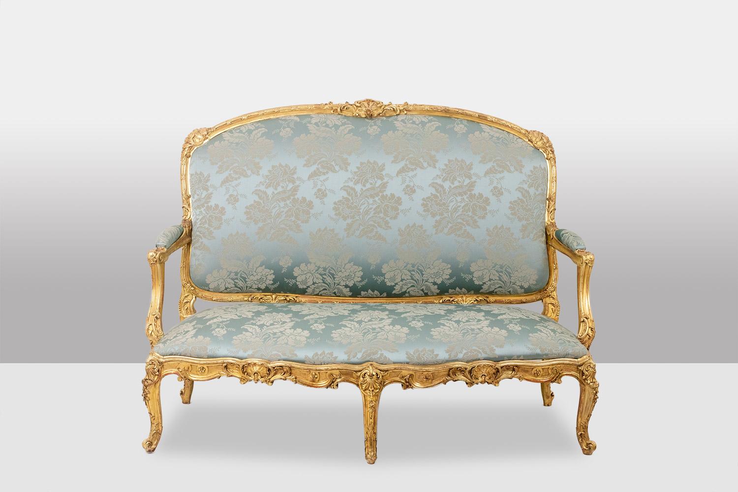 Salon de style Louis XV, composé de 4 fauteuils et d'un canapé. Cadre en bois doré et dossier à la reine.

Ouvrage parisien d'époque Napoléon III, vers 1800.

Dimensions :

Canapé : H 112 x L 152 x P 61 cm ; Hauteur d'assise : 40 cm

Fauteuil : H