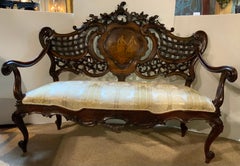 Love Seat im Louis-XV-Stil, 19. Jahrhundert, geschnitzt mit Vernis Martin-Kamee