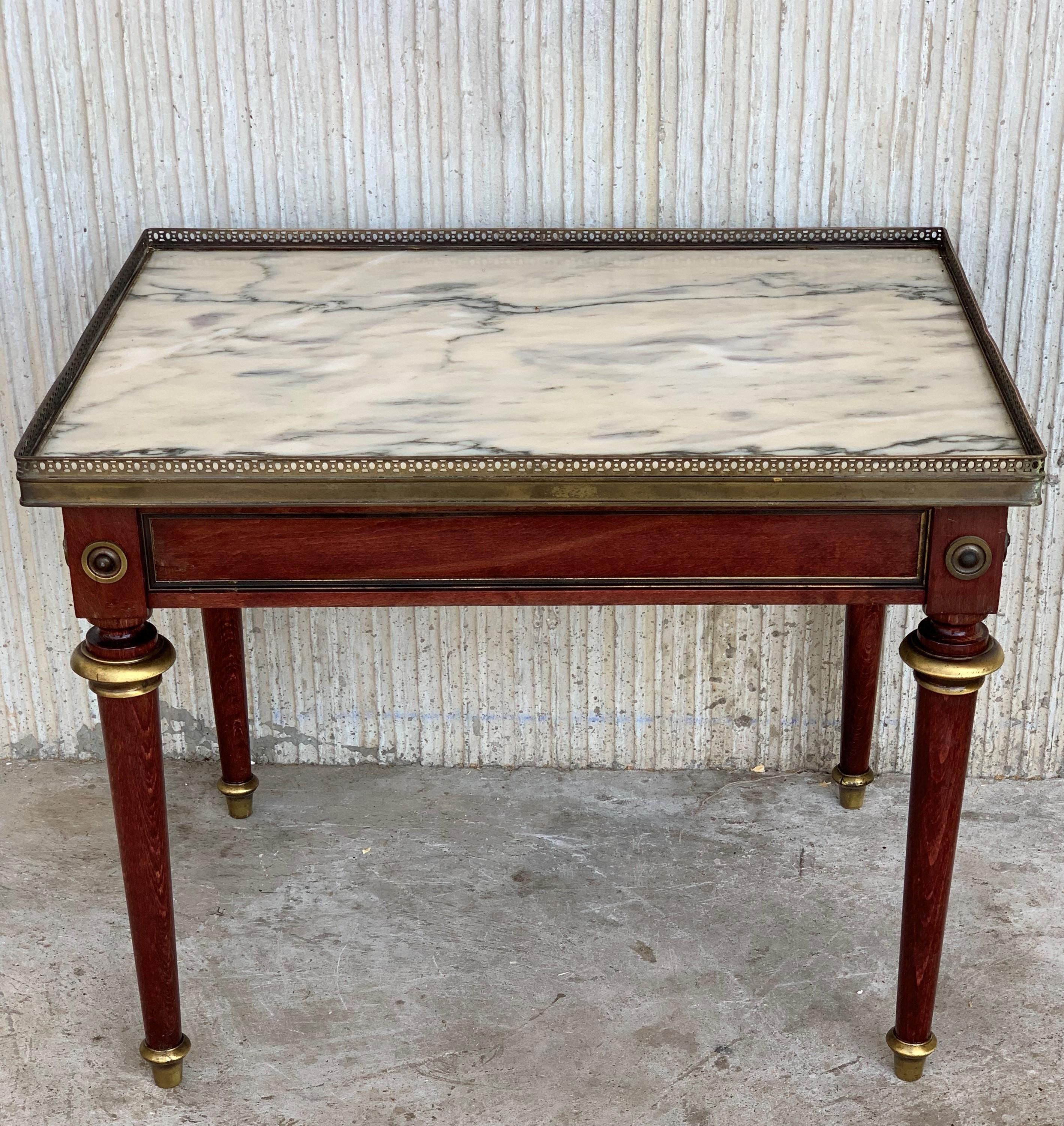 This elegant Louis XV style marble-top coffee table is made out of mahogany with tapered legs. The table has exquisite detailed bronze mounts and a bronze band around the marble top.


 